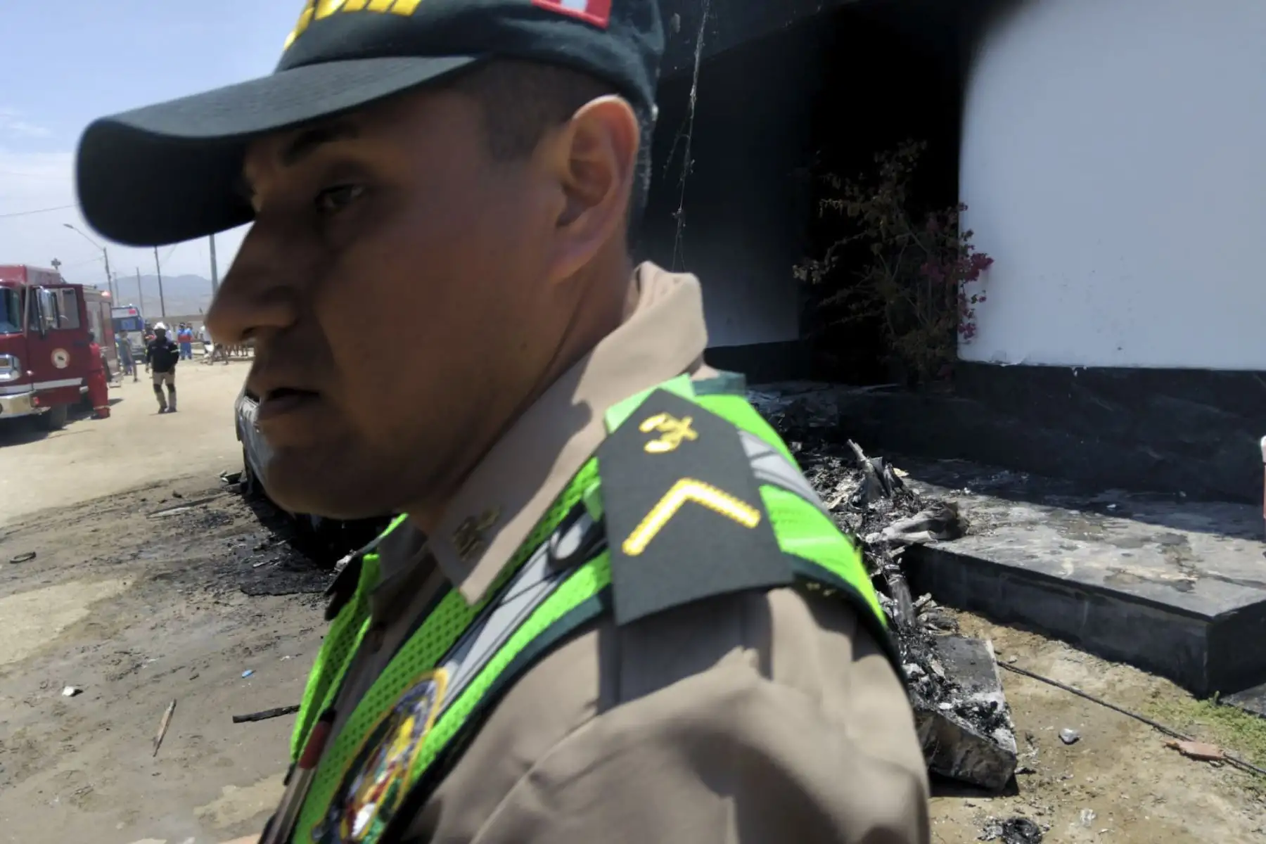Una avióneta se precipitó sobre una zona residencial de San Bartolo, al sur de Lima, causando gran preocupación entre los vecinos. Según informó el Cuerpo General de Bomberos Voluntarios del Perú, seis unidades fueron desplegadas para atender la emergencia. Foto: Cortesía/César García