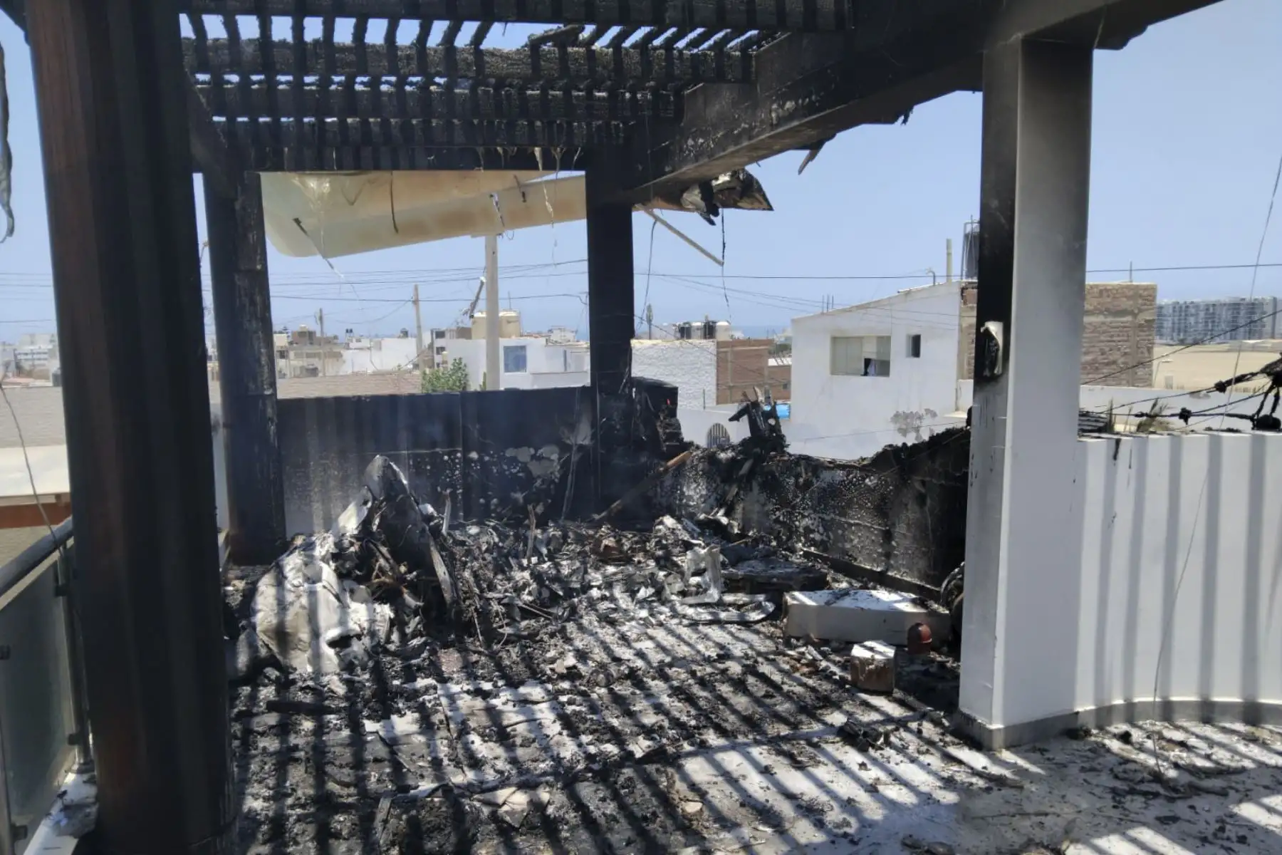 Una avióneta se precipitó sobre una zona residencial de San Bartolo, al sur de Lima, causando gran preocupación entre los vecinos. Según informó el Cuerpo General de Bomberos Voluntarios del Perú, seis unidades fueron desplegadas para atender la emergencia. Foto: Cortesía/César García