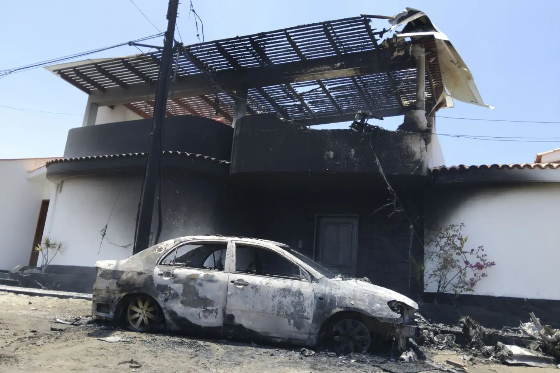 Una avióneta se precipitó sobre una zona residencial de San Bartolo, al sur de Lima, causando gran preocupación entre los vecinos. Según informó el Cuerpo General de Bomberos Voluntarios del Perú, seis unidades fueron desplegadas para atender la emergencia. Foto: Cortesía/César García