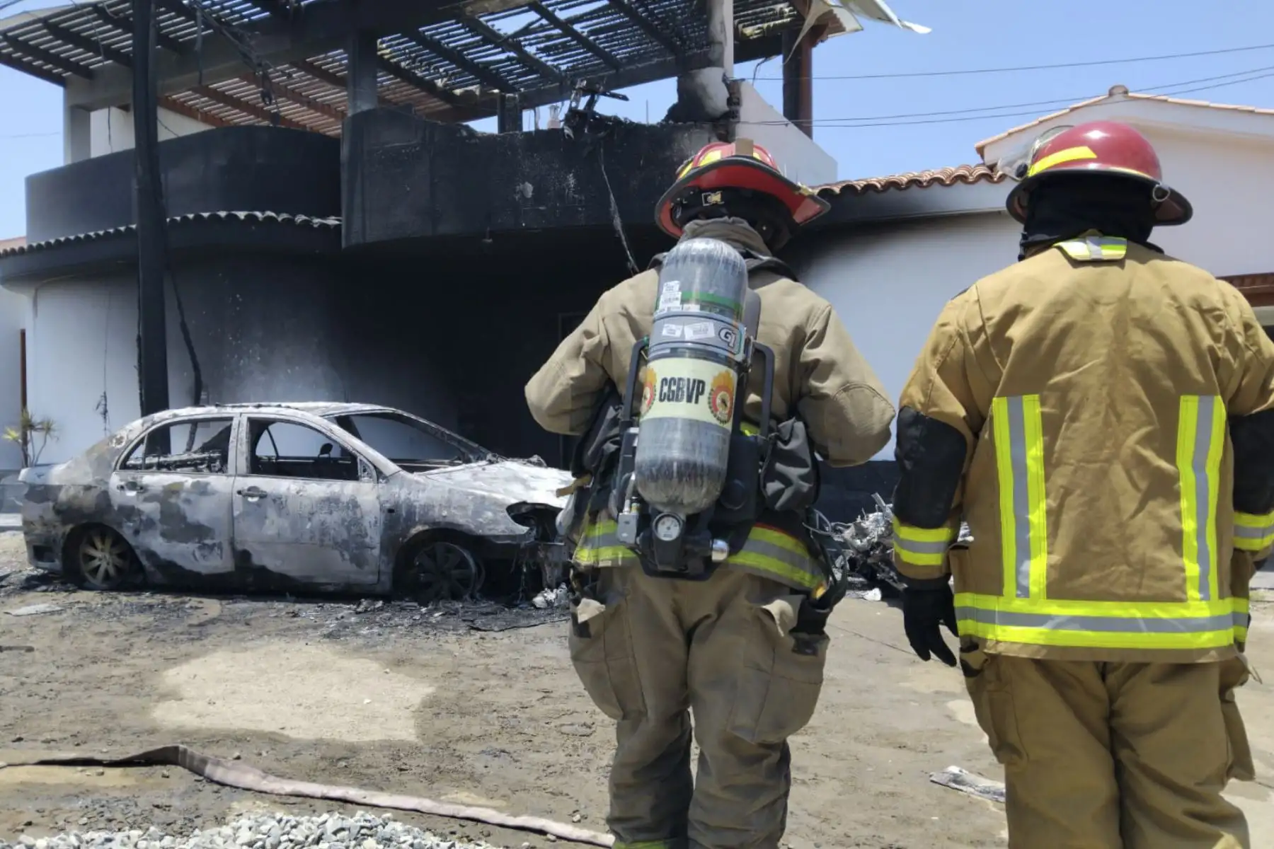 Una avióneta se precipitó sobre una zona residencial de San Bartolo, al sur de Lima, causando gran preocupación entre los vecinos. Según informó el Cuerpo General de Bomberos Voluntarios del Perú, seis unidades fueron desplegadas para atender la emergencia. Foto: Cortesía/César García