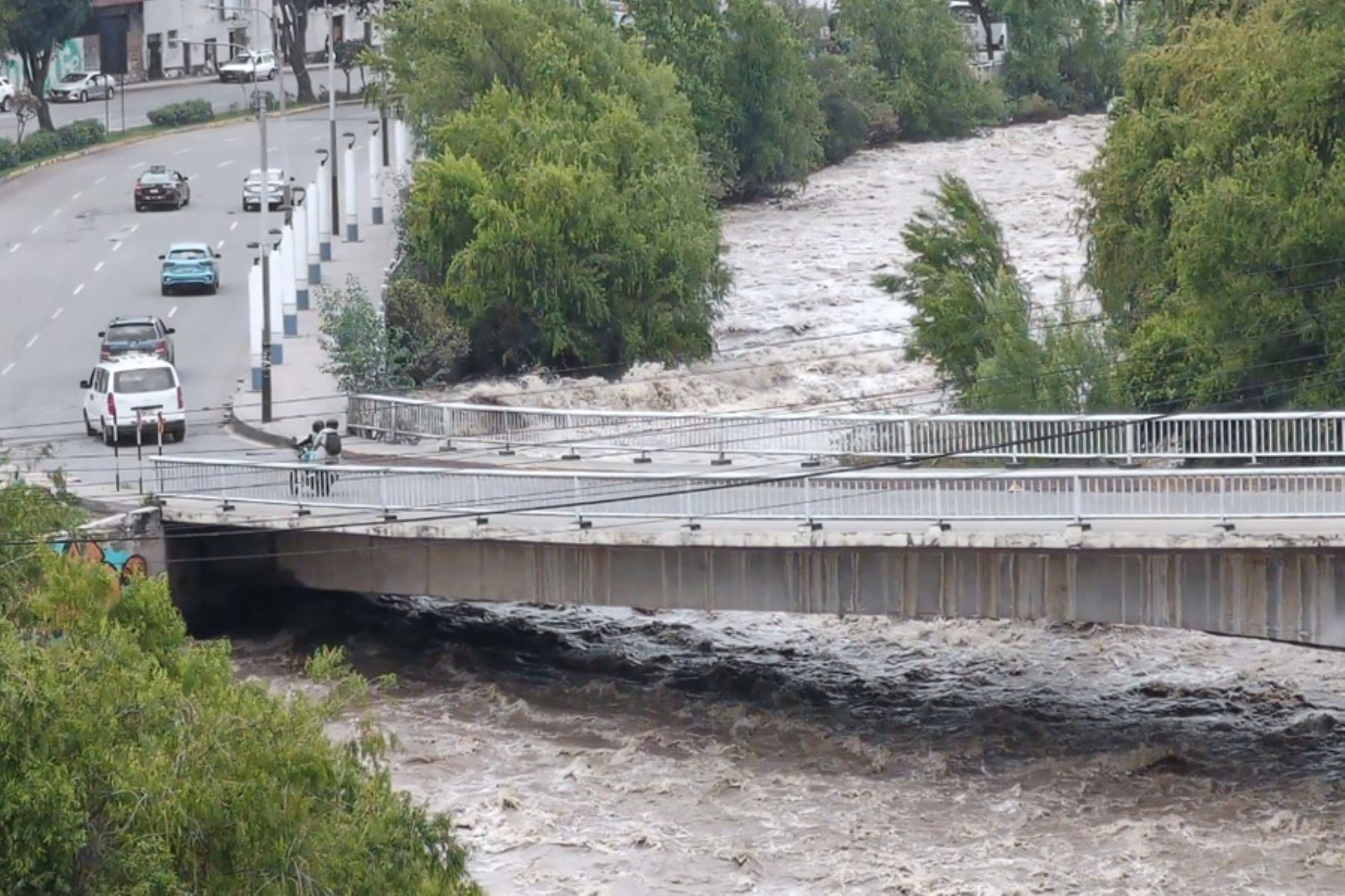 Ante el incremento del caudal del río Chili, en Arequipa, provocado por las intensas y persistentes lluvias, las autoridades municipales dispusieron el cierre del puente Bajo Grau, como una medida de prevención para garantizar la seguridad de la población.