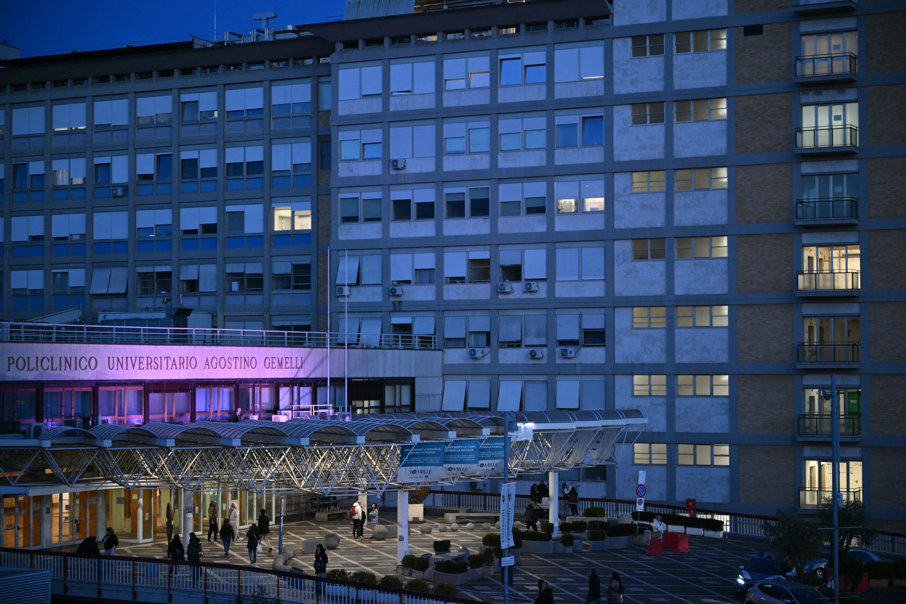 Una vista general muestra el hospital Gemelli donde el Papa Francisco está hospitalizado en Roma. 
Foto: AFP