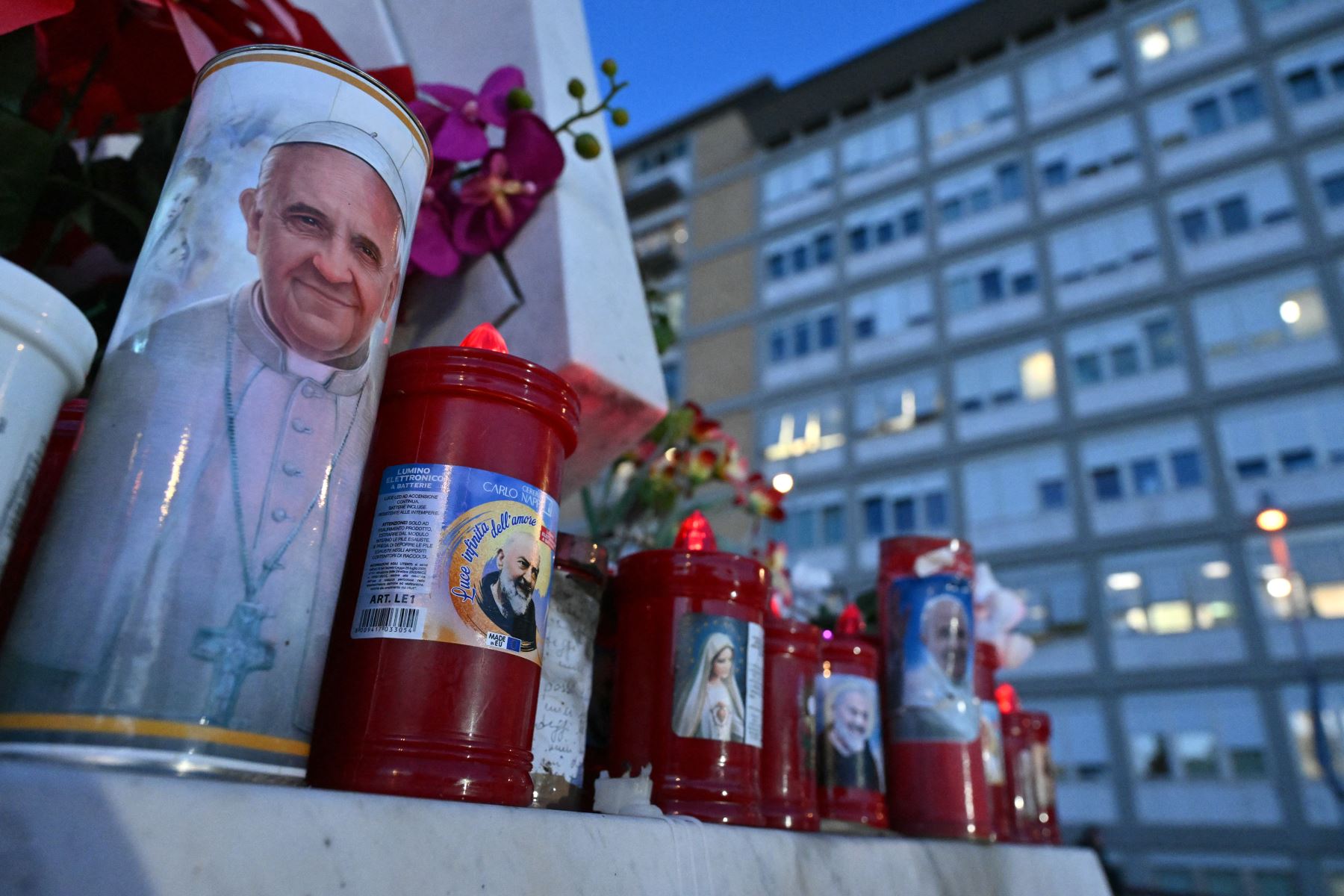 Se colocan velas en la estatua de Juan Pablo II afuera del hospital Gemelli donde el Papa Francisco está hospitalizado en Roma.
Foto: AFP