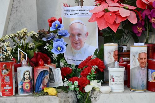 Papa Francisco, hospitalizado, sigue en "estado crítico" tras una crisis asmática