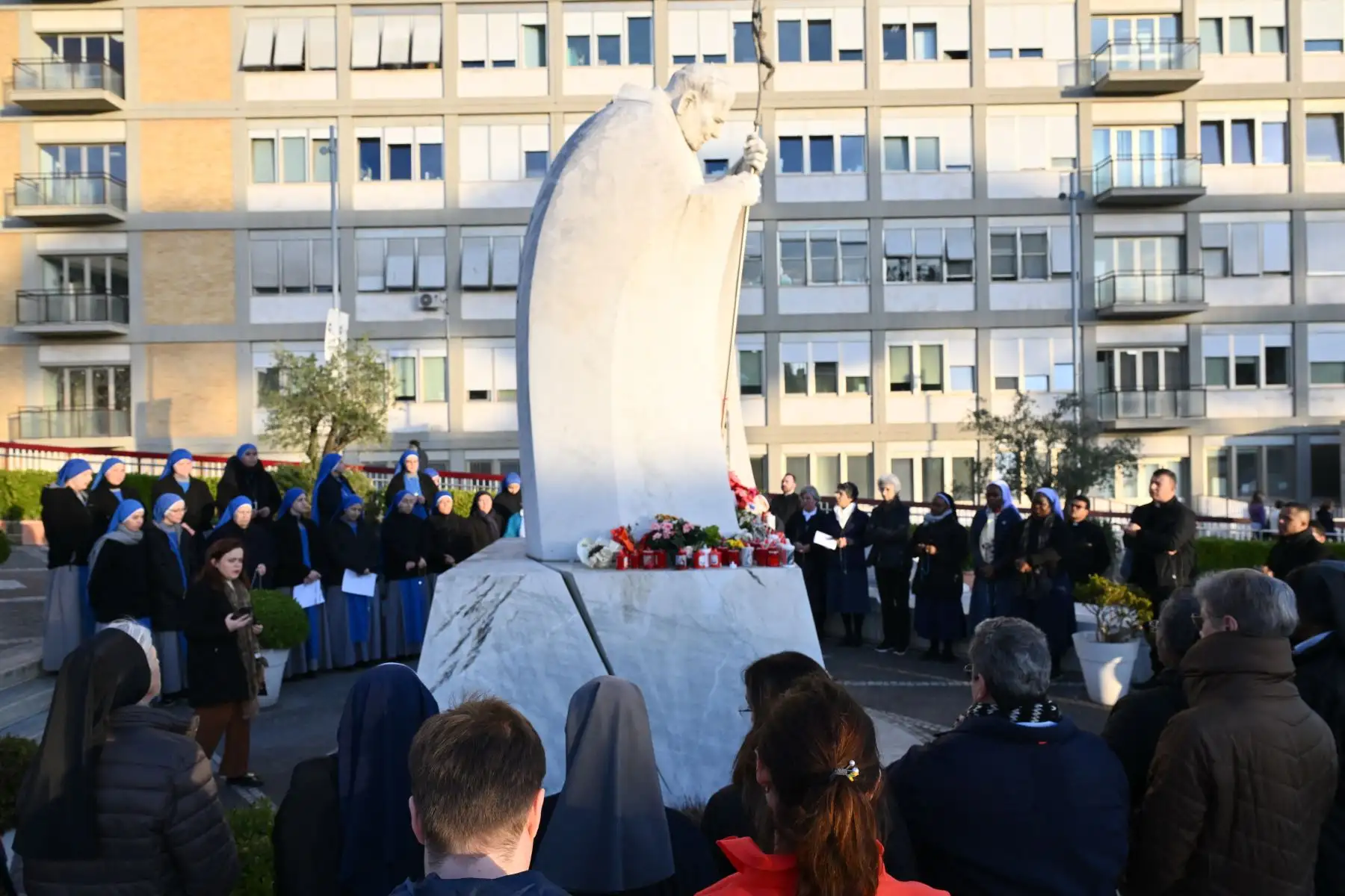 La gente reza ante la estatua de Juan Pablo II afuera del hospital Gemelli donde el Papa Francisco está hospitalizado en Roma.
Foto: AFP