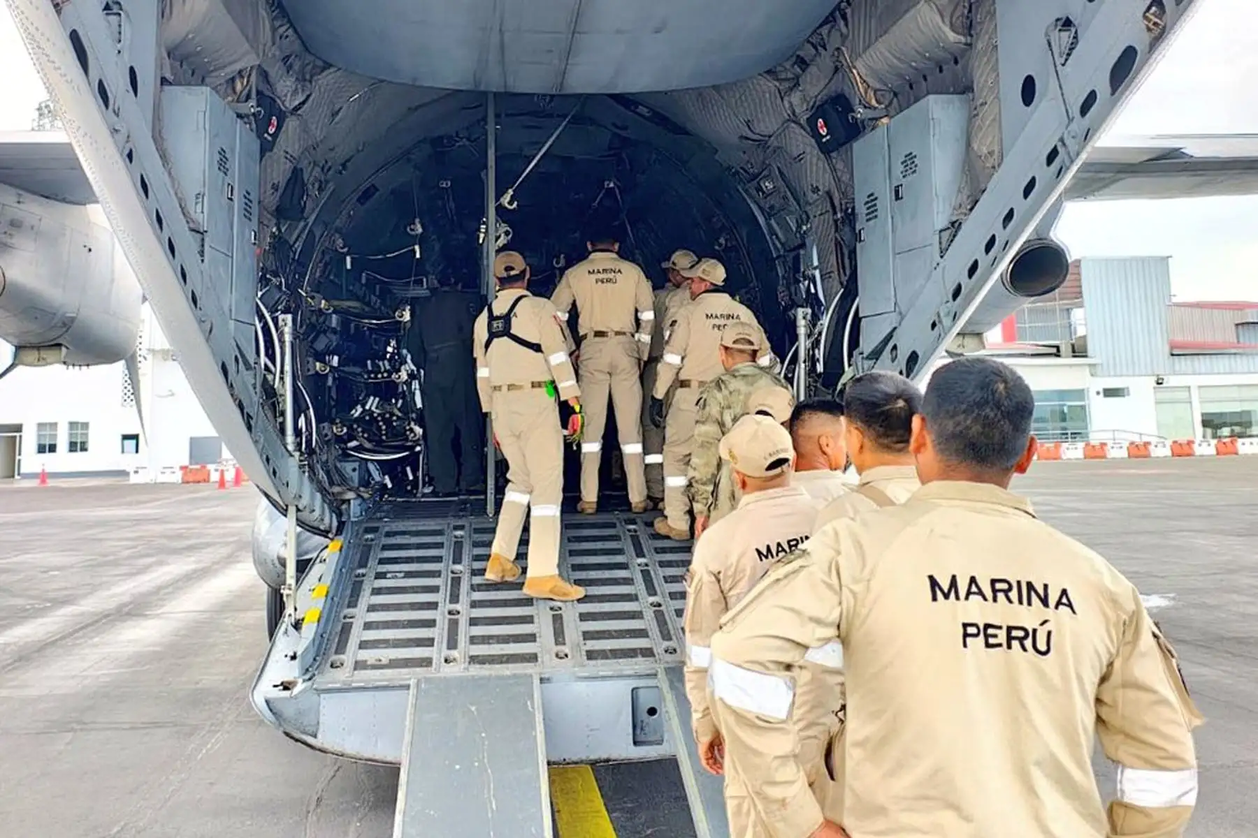 El Grupo USAR “Grau” de la Marina de Guerra del Perú se desplegó a Trujillo para apoyar en las labores de búsqueda y rescate tras el colapso de una estructura en el centro comercial Real Plaza. 
Foto: Marina de Guerra del Perú