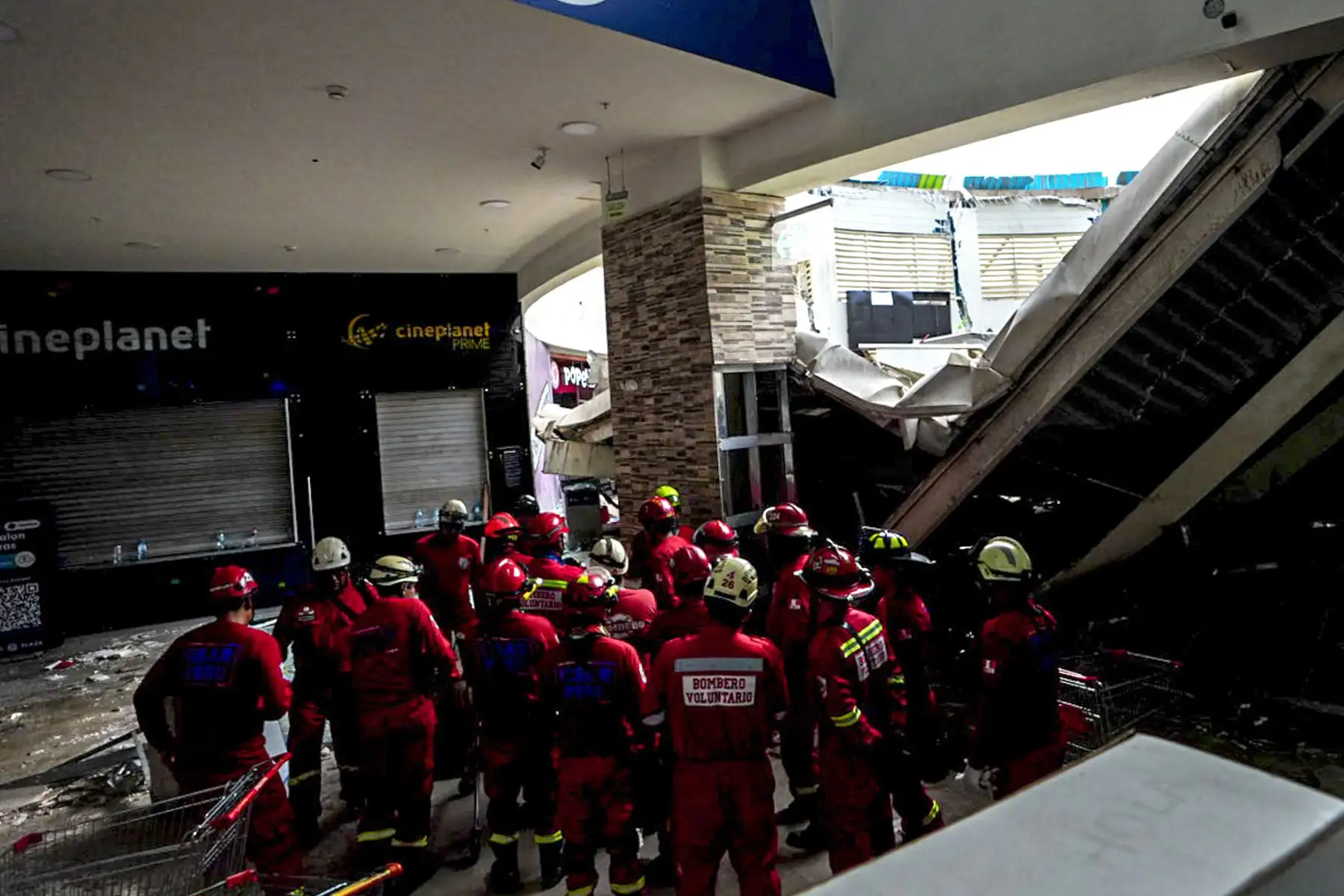 Esta imagen publicada por el Gobierno Regional de La Libertad muestra a los bomberos trabajando después de que el techo de un centro comercial colapsara en Trujillo, Perú.
Foto: AFP