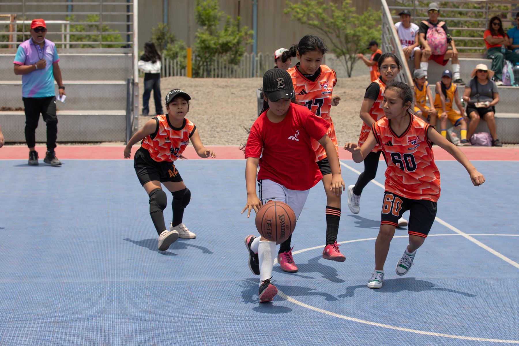 Las niñas expusieron los aprendido en el básquetbol