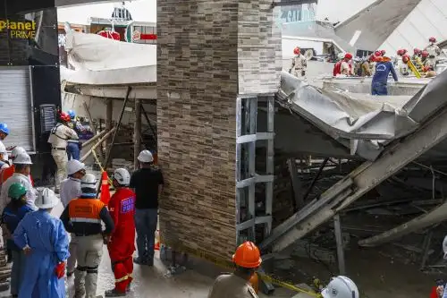 Continúan labores de rescate en el Real Plaza de Trujillo. Foto: Mindef