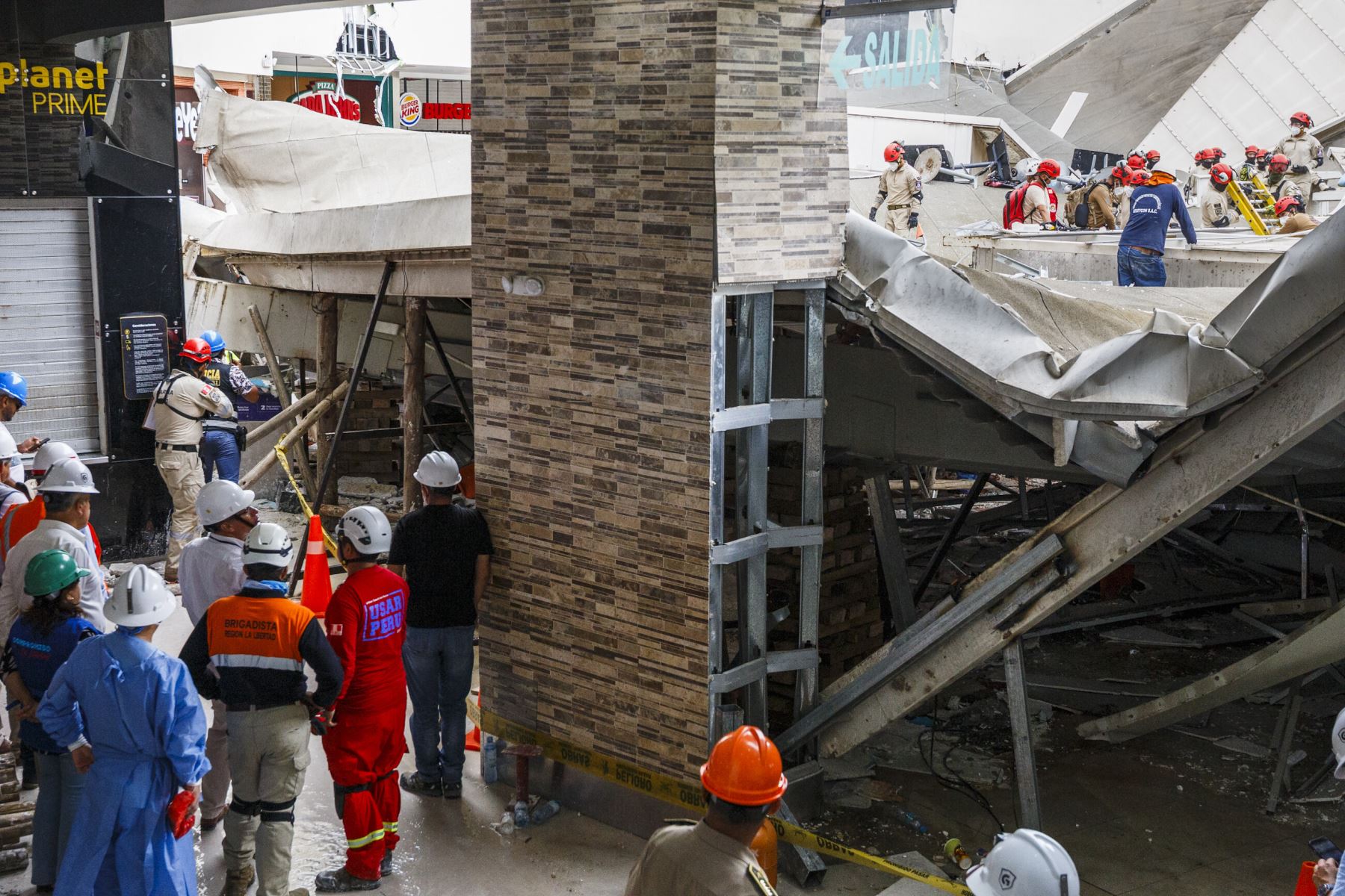 Continúan labores de rescate en el Real Plaza de Trujillo. Foto: Mindef