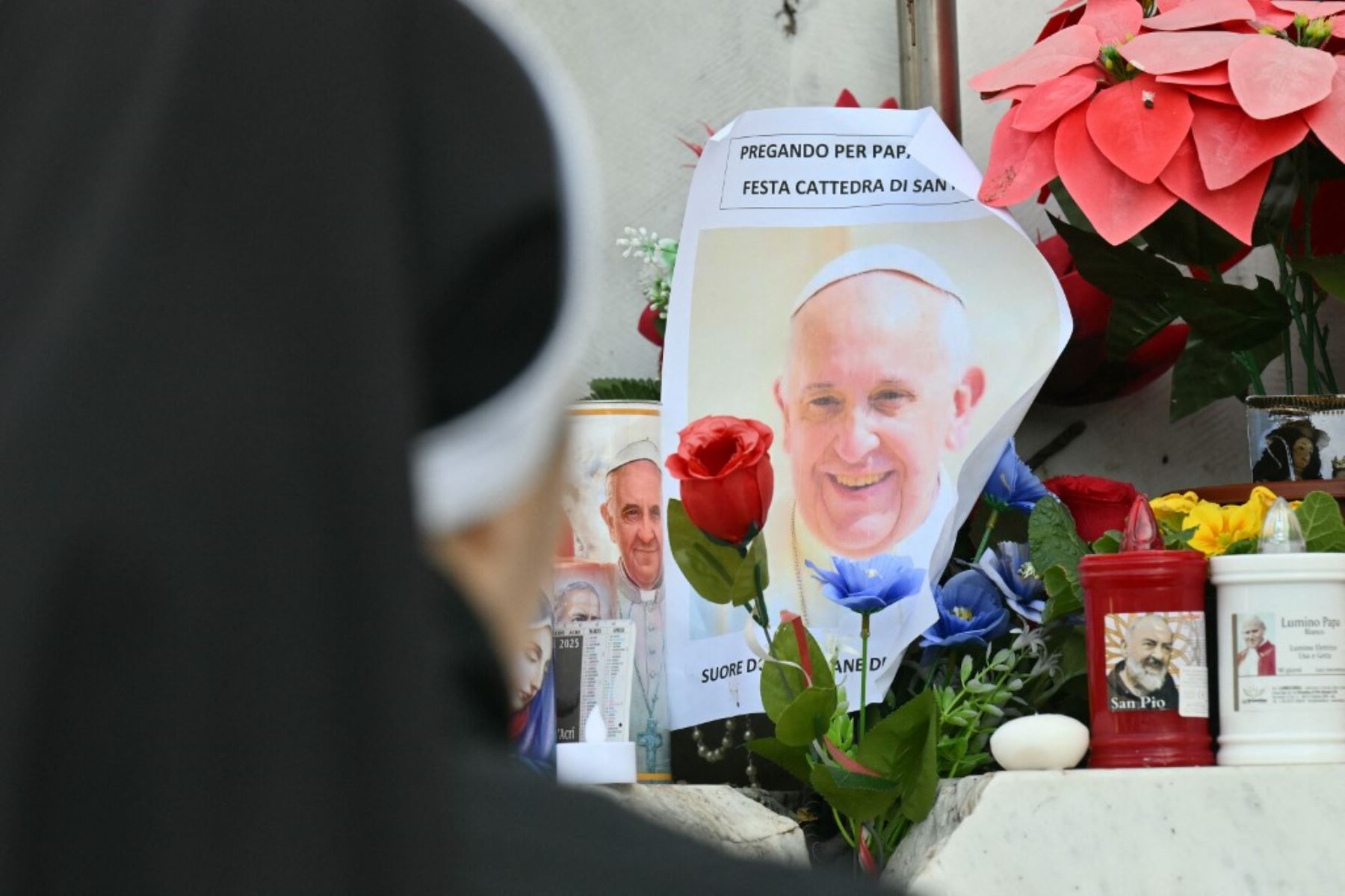 Una monja reza en la estatua de Juan Pablo II fuera del hospital Gemelli donde el Papa Francisco está hospitalizado por neumonía, en Roma el 23 de febrero de 2025. El Papa Francisco tuvo una noche tranquila en el hospital, dijo el Vaticano el 23 de febrero de 2025, la mañana después de revelar que el hombre de 88 años se encontraba en un estado "crítico". "La noche pasó pacíficamente, el Papa descansó", dijo la Santa Sede en una breve actualización. (Foto de Alberto PIZZOLI / AFP)