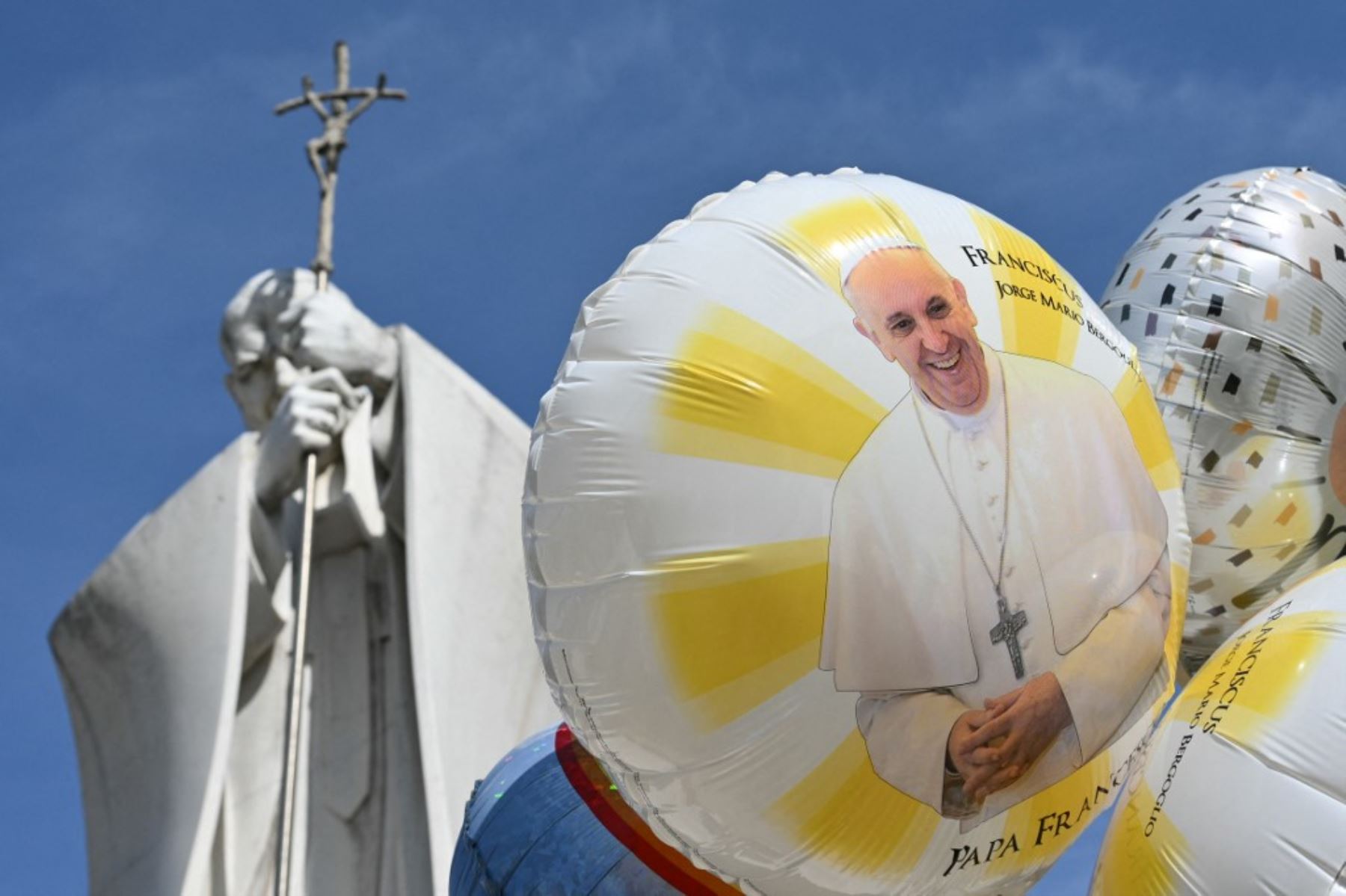 Los globos están unidos a la estatua de Juan Pablo II donde la gente viene a rezar fuera del hospital Gemelli donde el Papa Francisco está hospitalizado por neumonía, en Roma el 23 de febrero de 2025. El Papa Francisco tuvo una noche tranquila en el hospital, dijo el Vaticano el 23 de febrero de 2025, la mañana después de revelar que el hombre de 88 años se encontraba en un estado "crítico". "La noche pasó pacíficamente, el Papa descansó", dijo la Santa Sede en una breve actualización. (Foto de Alberto PIZZ