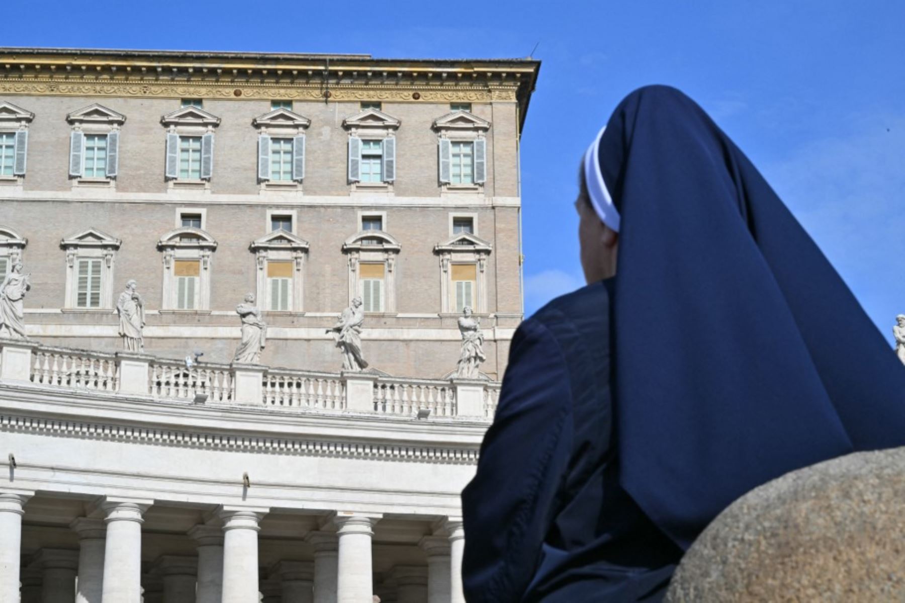 Una monja se encuentra frente a los apartamentos con vistas a la plaza de San Pedro en el Vaticano mientras el Papa Francisco está en el hospital con neumonía y no dirigirá la oración del Ángel, el 23 de febrero de 2025. El Papa Francisco tuvo una noche tranquila en el hospital, dijo el Vaticano el 23 de febrero de 2025, la mañana después de revelar que el hombre de 88 años se encontraba en un estado "crítico". "La noche pasó pacíficamente, el Papa descansó", dijo la Santa Sede en una breve actualización. (