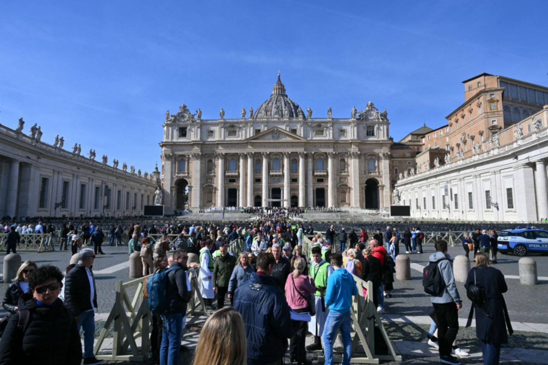 Una vista general muestra la basílica de San Pedro en el Vaticano mientras el Papa Francisco está en el hospital con neumonía y no dirigirá la oración de Ángelus, el 23 de febrero de 2025. El Papa Francisco tuvo una noche tranquila en el hospital, dijo el Vaticano el 23 de febrero de 2025, la mañana después de revelar que el hombre de 88 años se encontraba en un estado "crítico". "La noche pasó pacíficamente, el Papa descansó", dijo la Santa Sede en una breve actualización. (Foto de Andreas SOLARO / AFP)