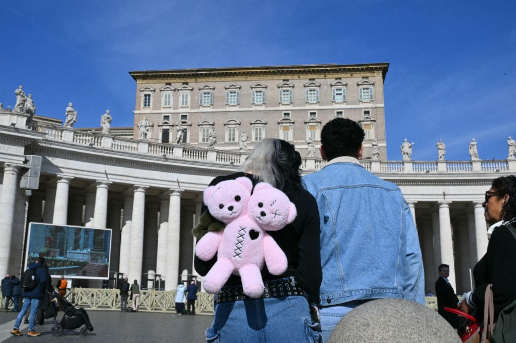 La gente se para frente a los apartamentos con vistas a la plaza de San Pedro en el Vaticano, ya que el Papa Francisco está en el hospital con neumonía y no dirigirá la oración de Angelus, el 23 de febrero de 2025. El Papa Francisco tuvo una noche tranquila en el hospital, dijo el Vaticano el 23 de febrero de 2025, la mañana después de revelar que el hombre de 88 años se encontraba en un estado "crítico". "La noche pasó pacíficamente, el Papa descansó", dijo la Santa Sede en una breve actualización. (Foto d