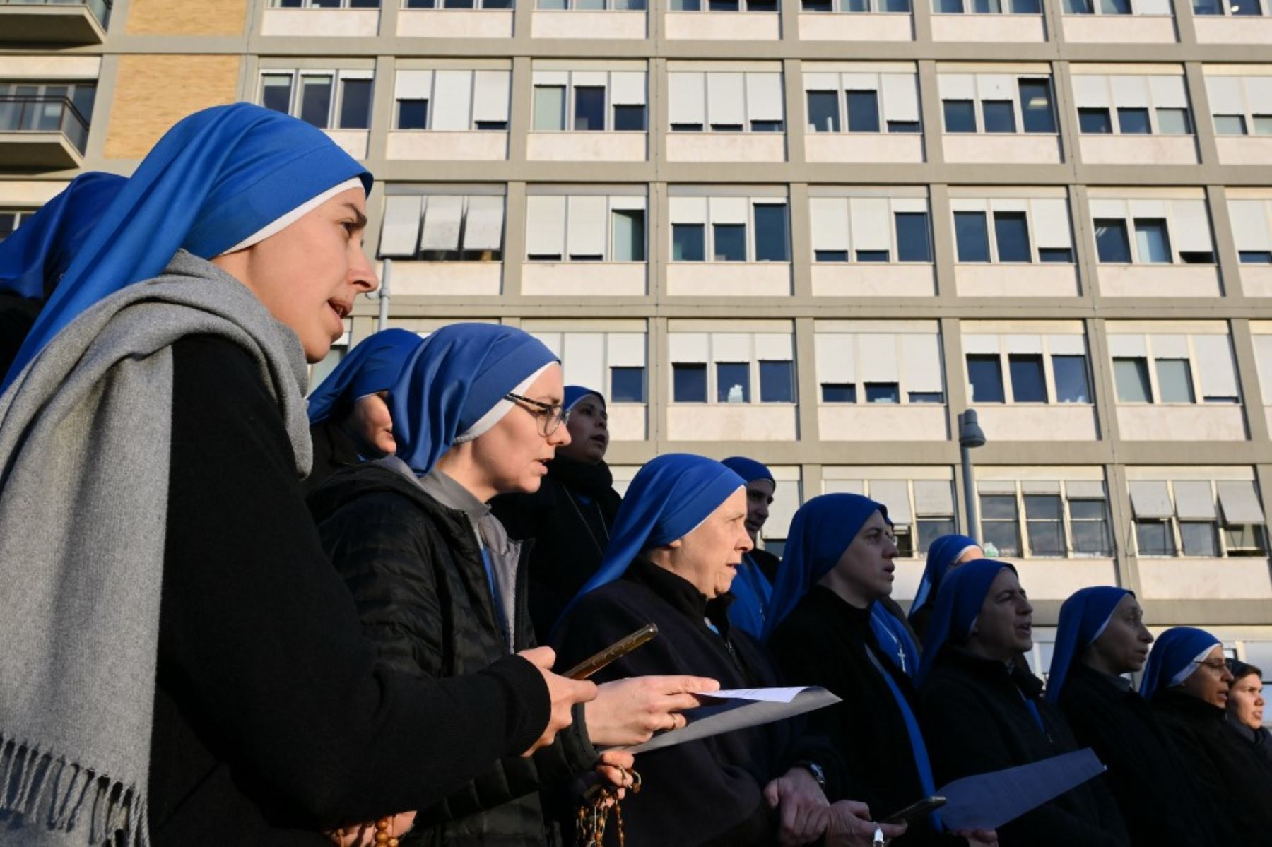 Monjas cantan en la estatua de Juan Pablo II fuera del hospital Gemelli, donde el Papa Francisco está hospitalizado en Roma el 22 de febrero de 2025. El Papa Francisco pasa otra noche tranquila en el hospital, dijo el Vaticano el 21 de febrero de 2025 en su actualización matutina, ya que el hombre de 88 años pasó su séptimo día en el hospital siendo tratado por neumonía. (Foto de Alberto PIZZOLI / AFP)