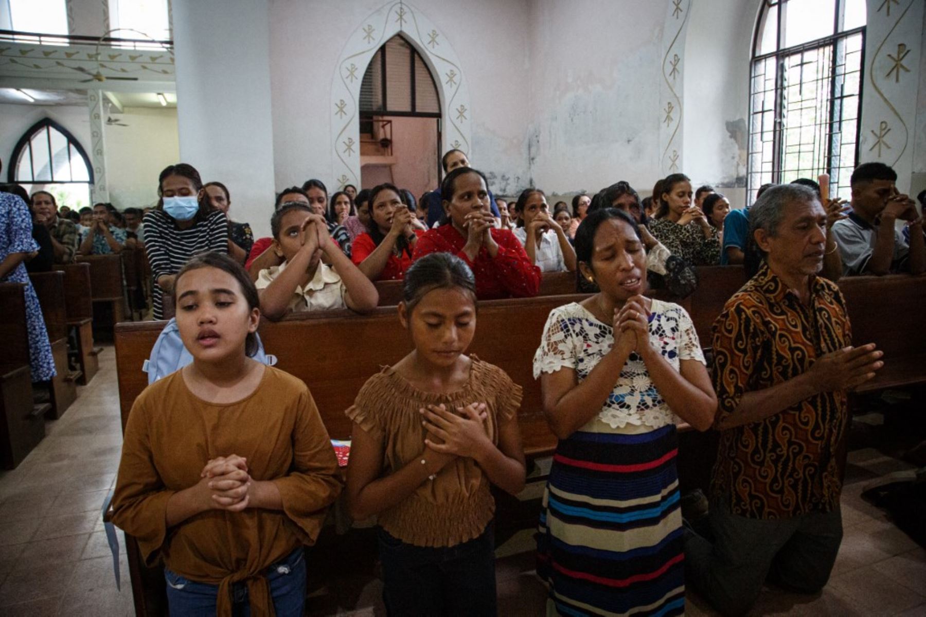 Católicos rezan por el Papa Francisco, que actualmente está hospitalizado en Roma por neumonía, durante la misa dominical en la Iglesia de Santo Antonio de Motael en Dili, Timor Oriental, el 23 de febrero de 2025. (Foto de VALENTINO DARIELL DE SOUSA / AFP)