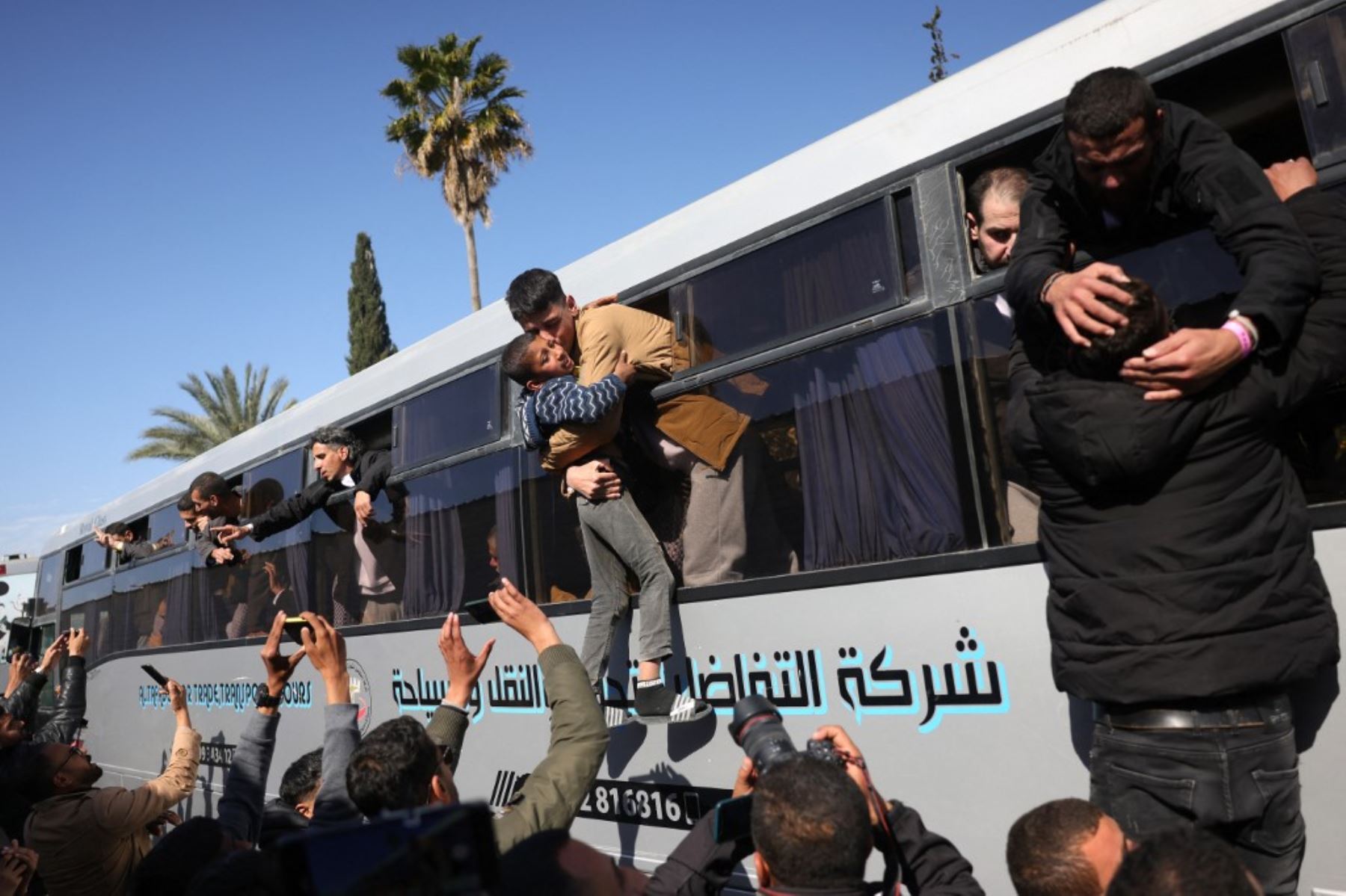 Los ex prisioneros palestinos, liberados como parte del sexto intercambio de rehenes y prisioneros, son recibidos por amigos y familiares al llegar al Hospital Europeo en Khan Yunis, en el sur de la Franja de Gaza. (Foto de BASHAR TALEB / AFP)