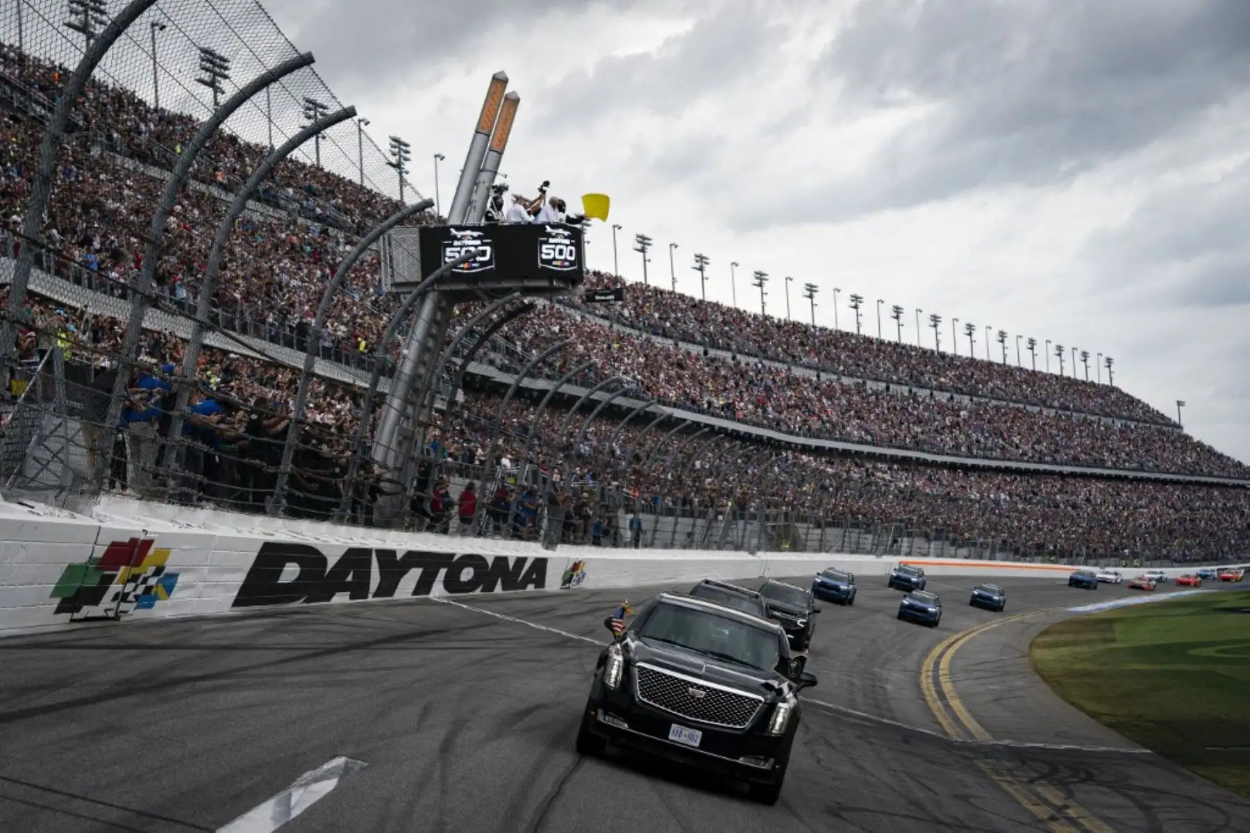 El presidente de los Estados Unidos, Donald Trump, viaja en la limusina presidencial durante una vuelta de ritmo antes del inicio de la carrera Daytona 500 Nascar en el Daytona International Speedway en Daytona Beach, Florida, el 16 de febrero de 2025. (Foto de Al DRAGO / POOL / AFP)