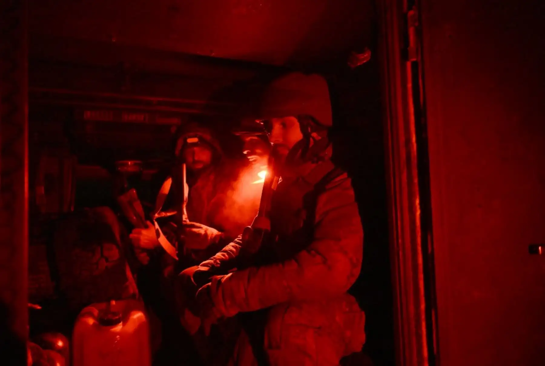 Los militares ucranianos del Regimiento de Asalto Separado de Skala se sientan en un vehículo blindado mientras se van a descansar por la noche, después de regresar de la primera línea de la línea en el área cerca de Pokrovsk en la región de Donetsk el 15 de febrero de 2025, en medio de la invasión rusa de Ucrania. (Foto de Genya SAVILOV / AFP)