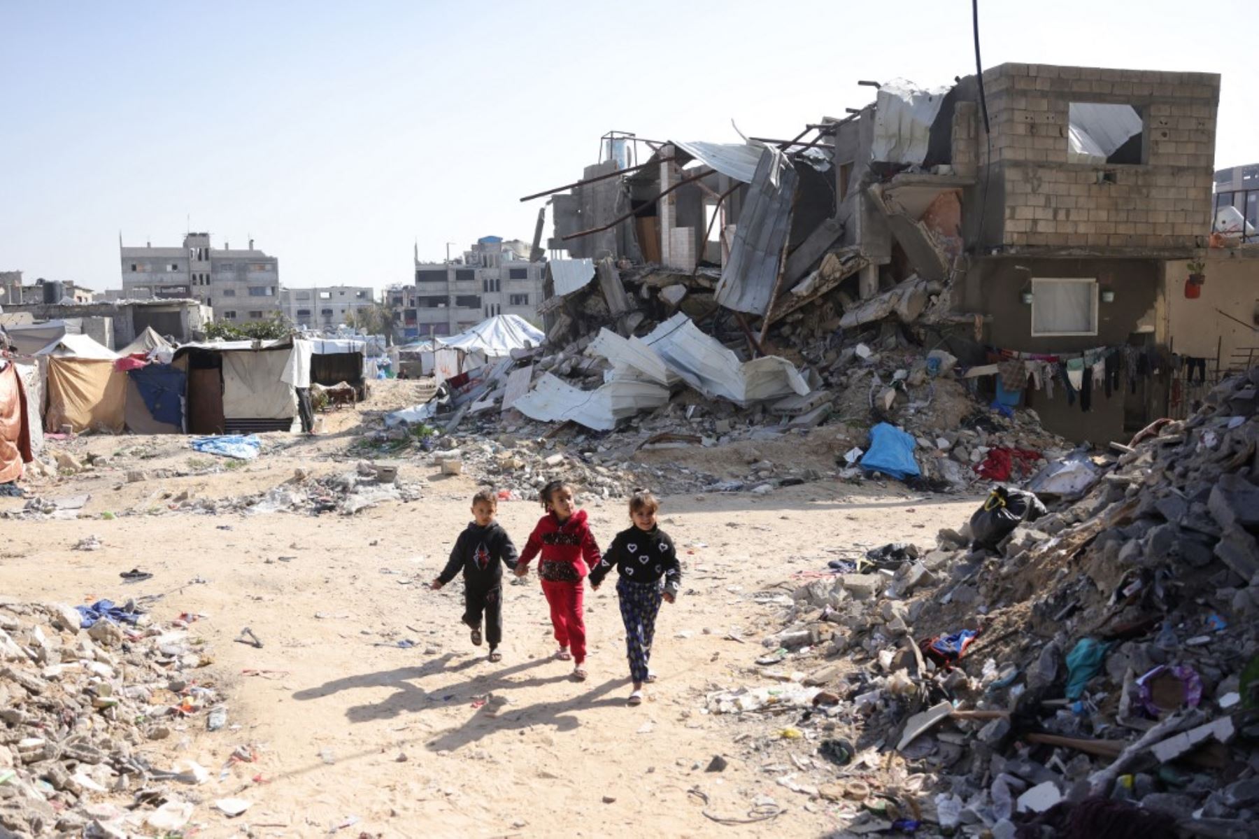 Niños palestinos juegan entre los escombros en Jabalia, en el norte de la Franja de Gaza. (Foto de BASHAR TALEB / AFP)