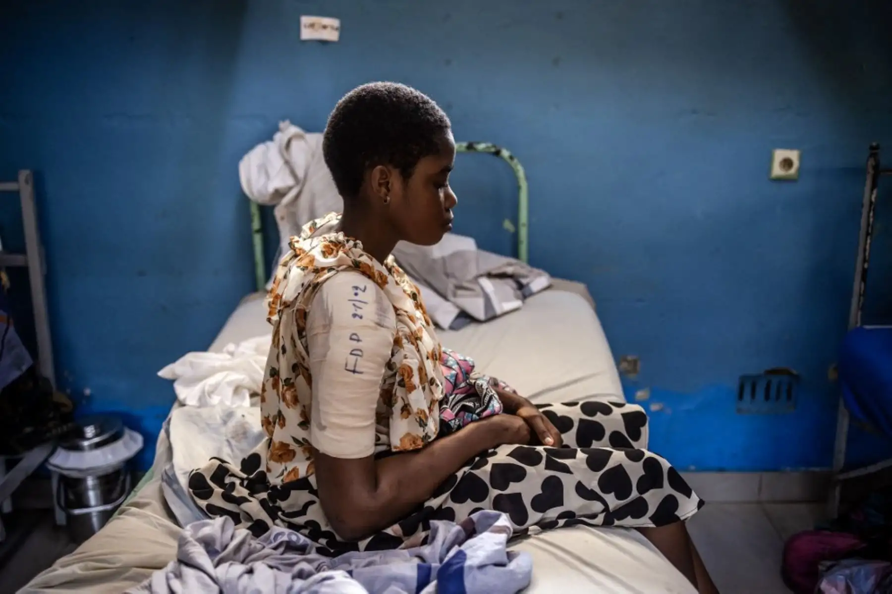 La canciller Joari se recupera de una herida de bala en el brazo mientras está sentada en su cama de hospital tras los enfrentamientos en el este de la República Democrática del Congo en el Hospital Provincial General de Bukavu el 19 de febrero de 2025. El presidente de la República Democrática del Congo, que recientemente realizó una nueva visita a su homólogo angoleño, busca apoyo, ya que se encuentra debilitado tras la toma de casi todo Kivu por el M23 aliado con las tropas ruandesas. (Foto de Luis TATO / AFP)