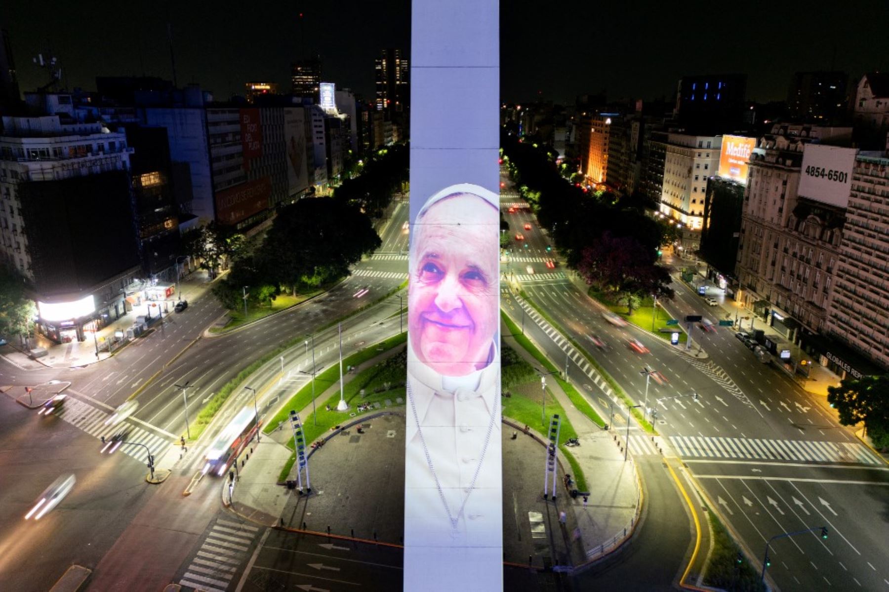 Una vista aérea muestra el Obelisco iluminado con la imagen del Papa Francisco mientras se recupera en el hospital, en Buenos Aires el 21 de febrero de 2025. El Papa Francisco pasó otra noche tranquila en el hospital, "se levantó y desayunó en su sillón", dijo el Vaticano el 20 de febrero de 2025. El hombre de 88 años fue ingresado en el hospital Gemelli de Roma el viernes pasado con bronquitis, pero más tarde se convirtió en neumonía en ambos pulmones, lo que provocó una alarma generalizada. (Foto de Luis