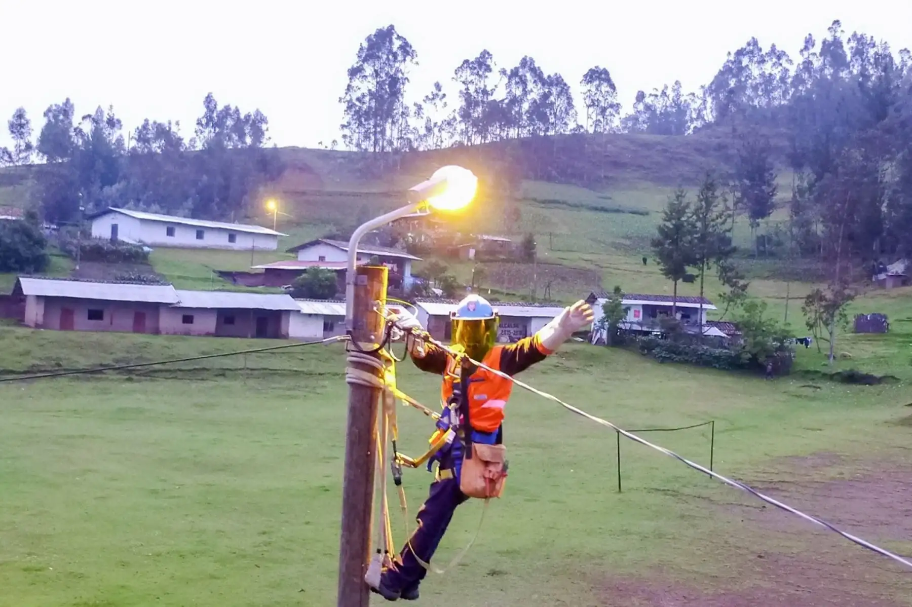 Ministerio de Energía y Minas culmina 8 proyectos de electrificación rural en 6 regiones