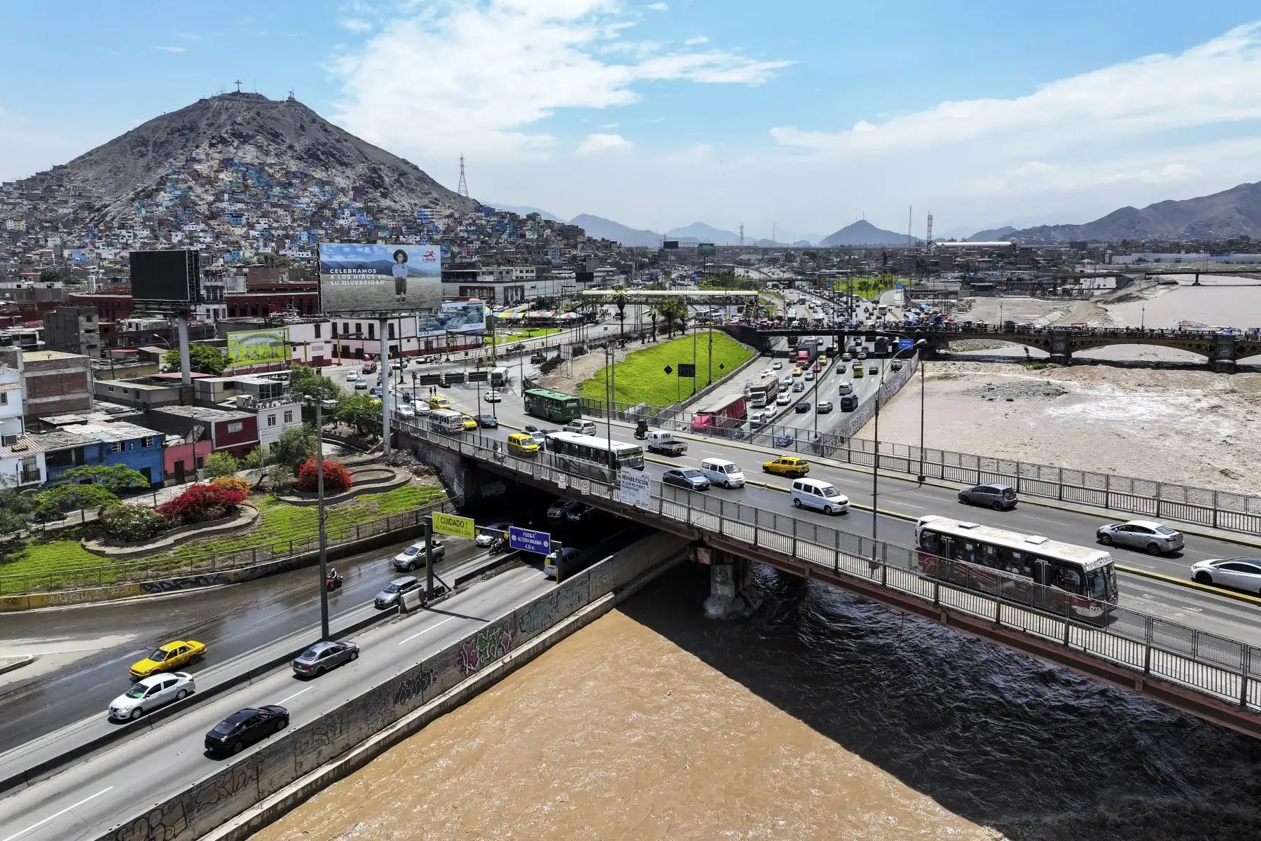 Después de más de cuatro horas de intensos trabajos de reparación, el tránsito en el puente Ricardo Palma, en la Vía de Evitamiento, fue restablecido. Equipos de emergencia y especialistas retiraron la columna de fierro desprendida tras el impacto de un camión ocurrido ayer, despejando así la vía afectada. Foto: ANDINA/Jhonel Rodríguez Robles