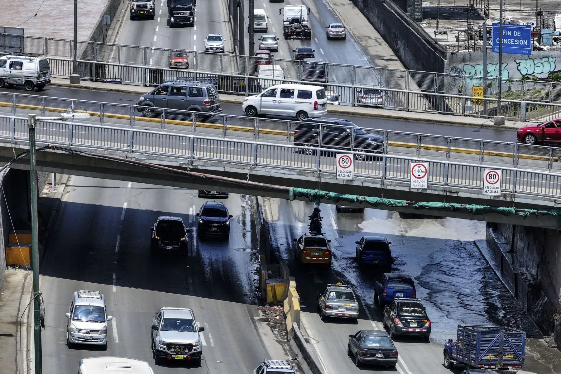 Después de más de cuatro horas de intensos trabajos de reparación, el tránsito en el puente Ricardo Palma, en la Vía Evitamiento, fue restablecido. Equipos de emergencia y especialistas retiraron la columna de fierro desprendida tras el impacto de un camión ocurrido ayer, despejando así la vía afectada. Foto: ANDINA/Jhonel Rodríguez Robles