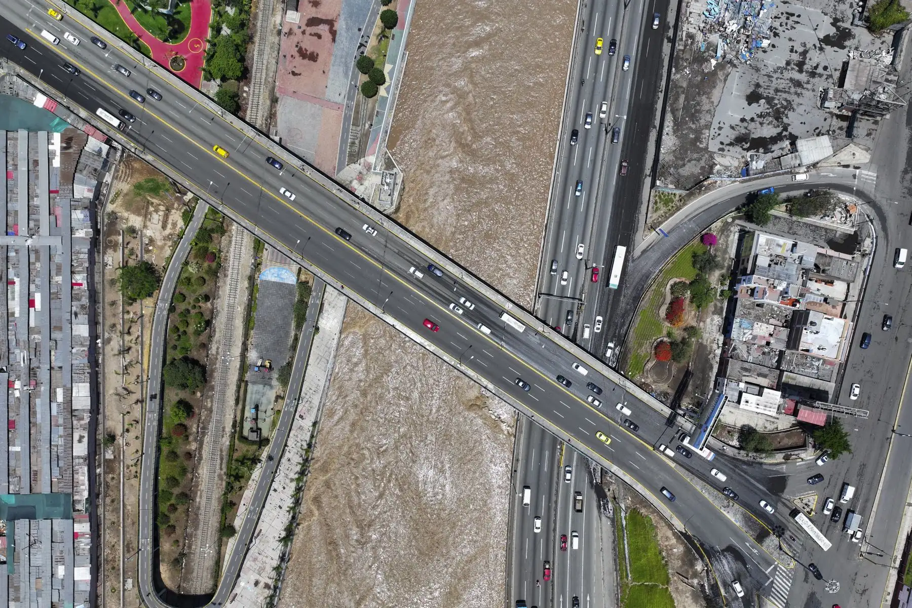 Después de más de cuatro horas de intensos trabajos de reparación, el tránsito en el puente Ricardo Palma, en la Vía Evitamiento, fue restablecido. Equipos de emergencia y especialistas retiraron la columna de fierro desprendida tras el impacto de un camión ocurrido ayer, despejando así la vía afectada. Foto: ANDINA/Jhonel Rodríguez Robles