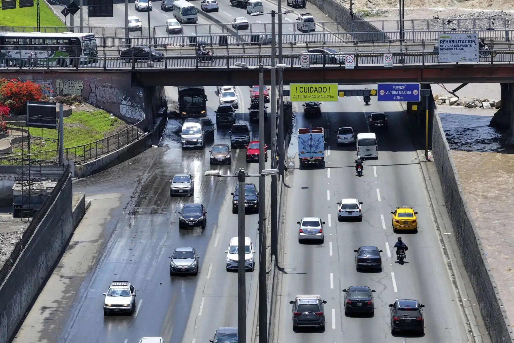 Después de más de cuatro horas de intensos trabajos de reparación, el tránsito en el puente Ricardo Palma, en la Vía Evitamiento, fue restablecido. Equipos de emergencia y especialistas retiraron la columna de fierro desprendida tras el impacto de un camión ocurrido ayer, despejando así la vía afectada. Foto: ANDINA/Jhonel Rodríguez Robles