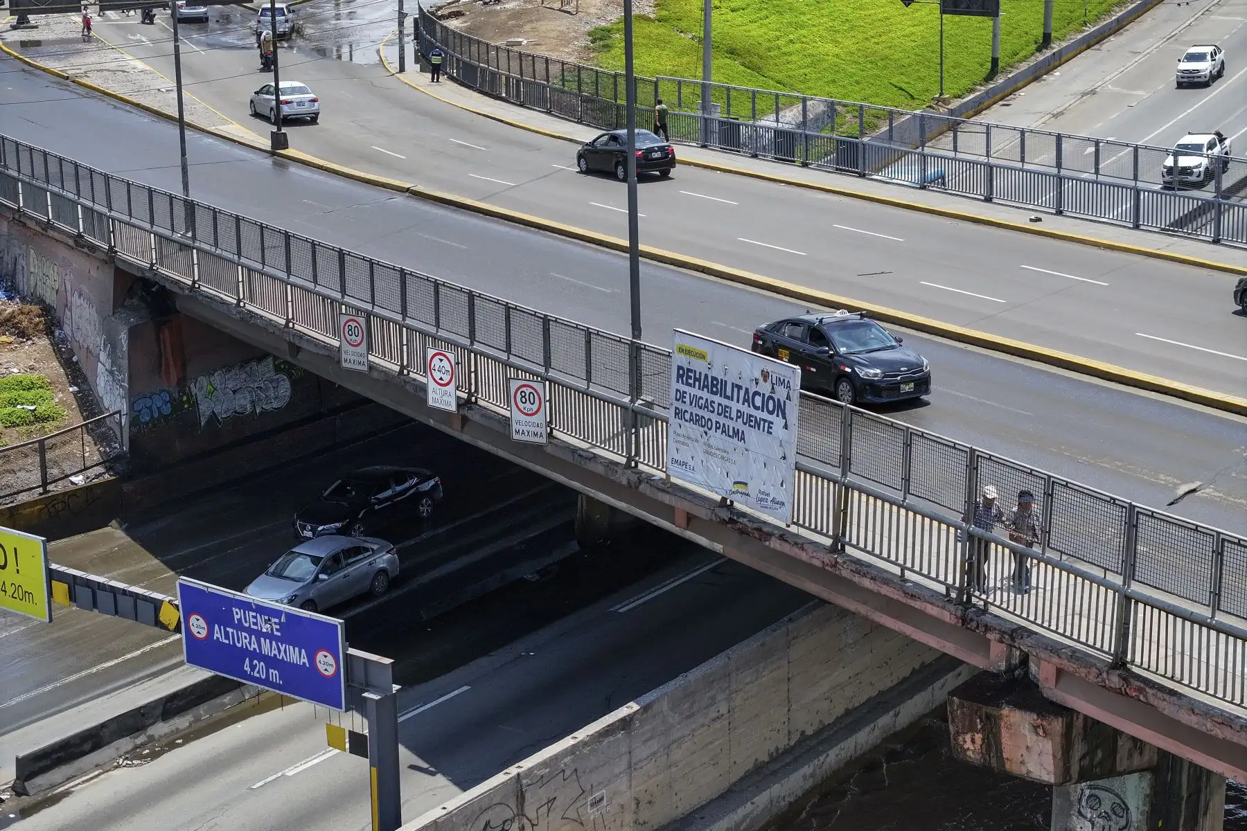 Después de más de cuatro horas de intensos trabajos de reparación, el tránsito en el puente Ricardo Palma, en la Vía Evitamiento, fue restablecido. Equipos de emergencia y especialistas retiraron la columna de fierro desprendida tras el impacto de un camión ocurrido ayer, despejando así la vía afectada. Foto: ANDINA/Jhonel Rodríguez Robles