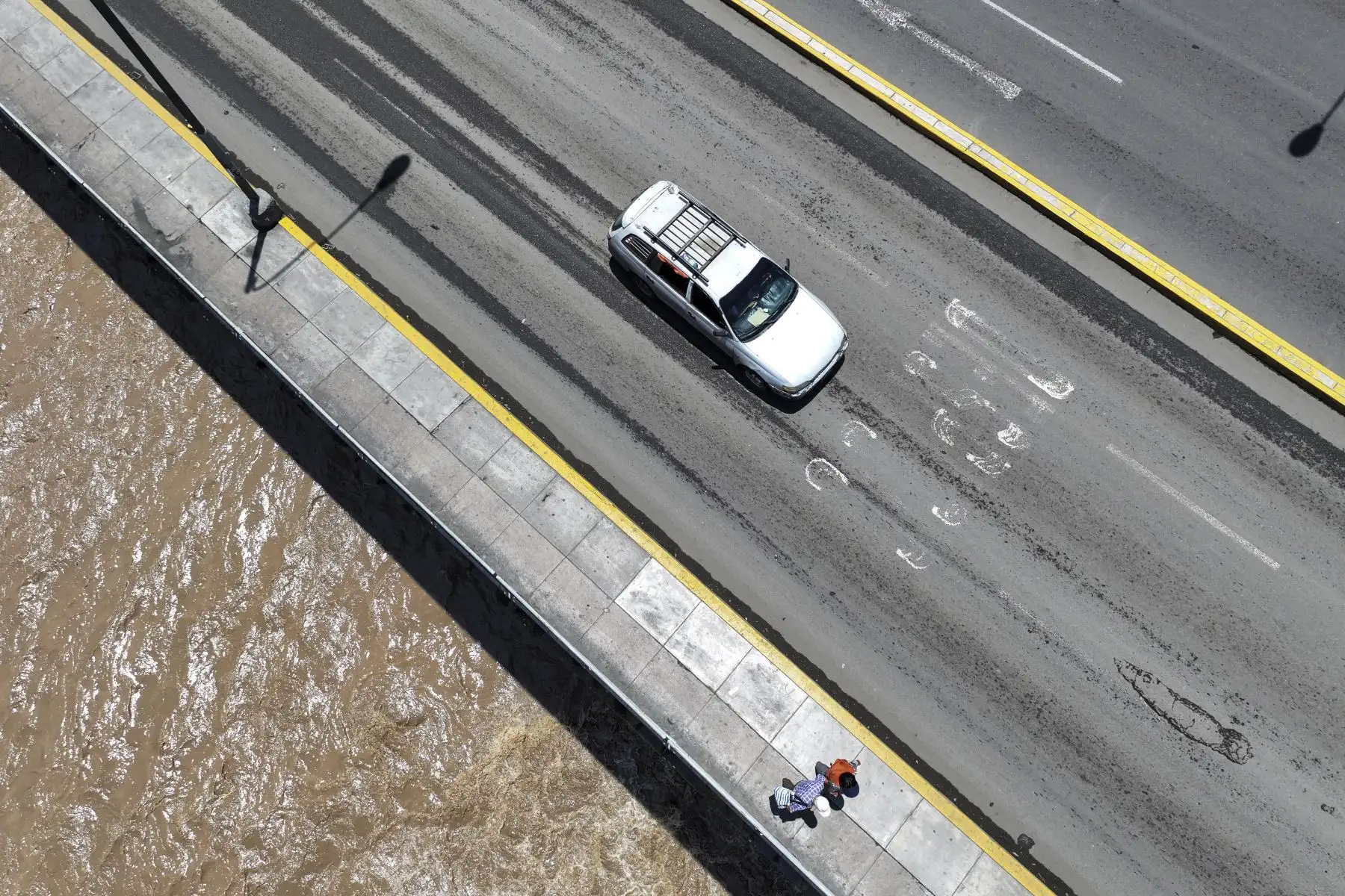 Después de más de cuatro horas de intensos trabajos de reparación, el tránsito en el puente Ricardo Palma, en la Vía Evitamiento, fue restablecido. Equipos de emergencia y especialistas retiraron la columna de fierro desprendida tras el impacto de un camión ocurrido ayer, despejando así la vía afectada. Foto: ANDINA/Jhonel Rodríguez Robles
