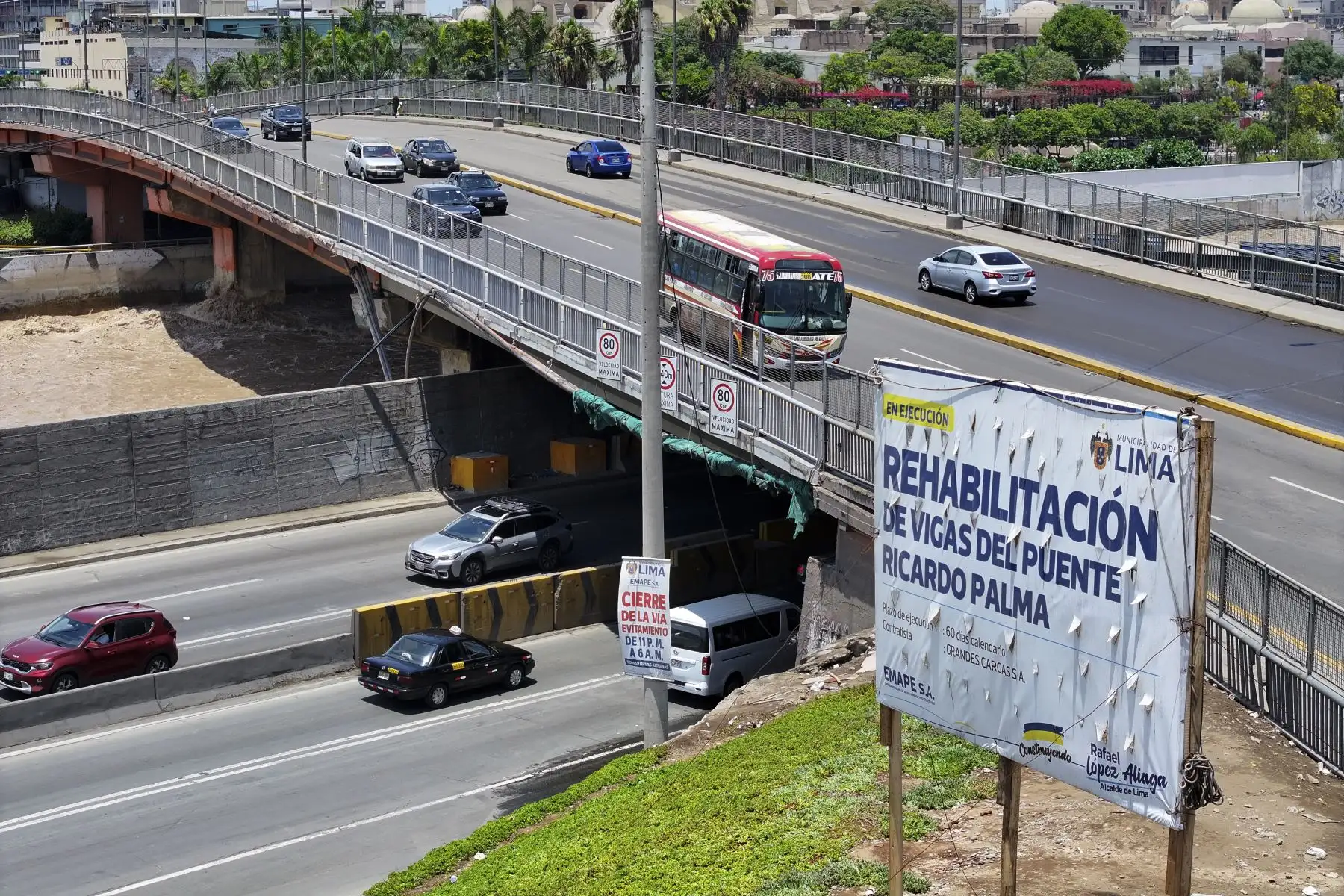 Después de más de cuatro horas de intensos trabajos de reparación, el tránsito en el puente Ricardo Palma, en la Vía Evitamiento, fue restablecido. Equipos de emergencia y especialistas retiraron la columna de fierro desprendida tras el impacto de un camión ocurrido ayer, despejando así la vía afectada. Foto: ANDINA/Jhonel Rodríguez Robles