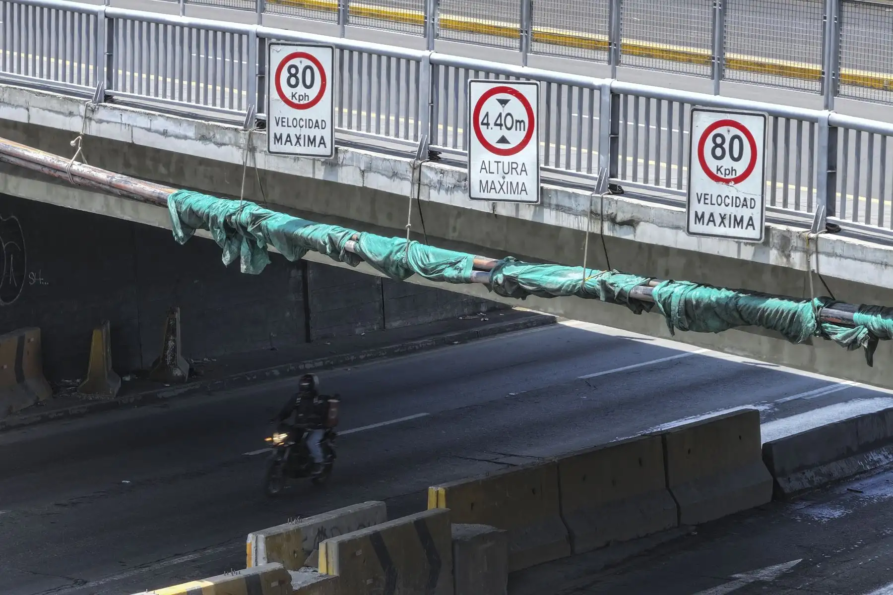 Después de más de cuatro horas de intensos trabajos de reparación, el tránsito en el puente Ricardo Palma, en la Vía Evitamiento, fue restablecido. Equipos de emergencia y especialistas retiraron la columna de fierro desprendida tras el impacto de un camión ocurrido ayer, despejando así la vía afectada. Foto: ANDINA/Jhonel Rodríguez Robles