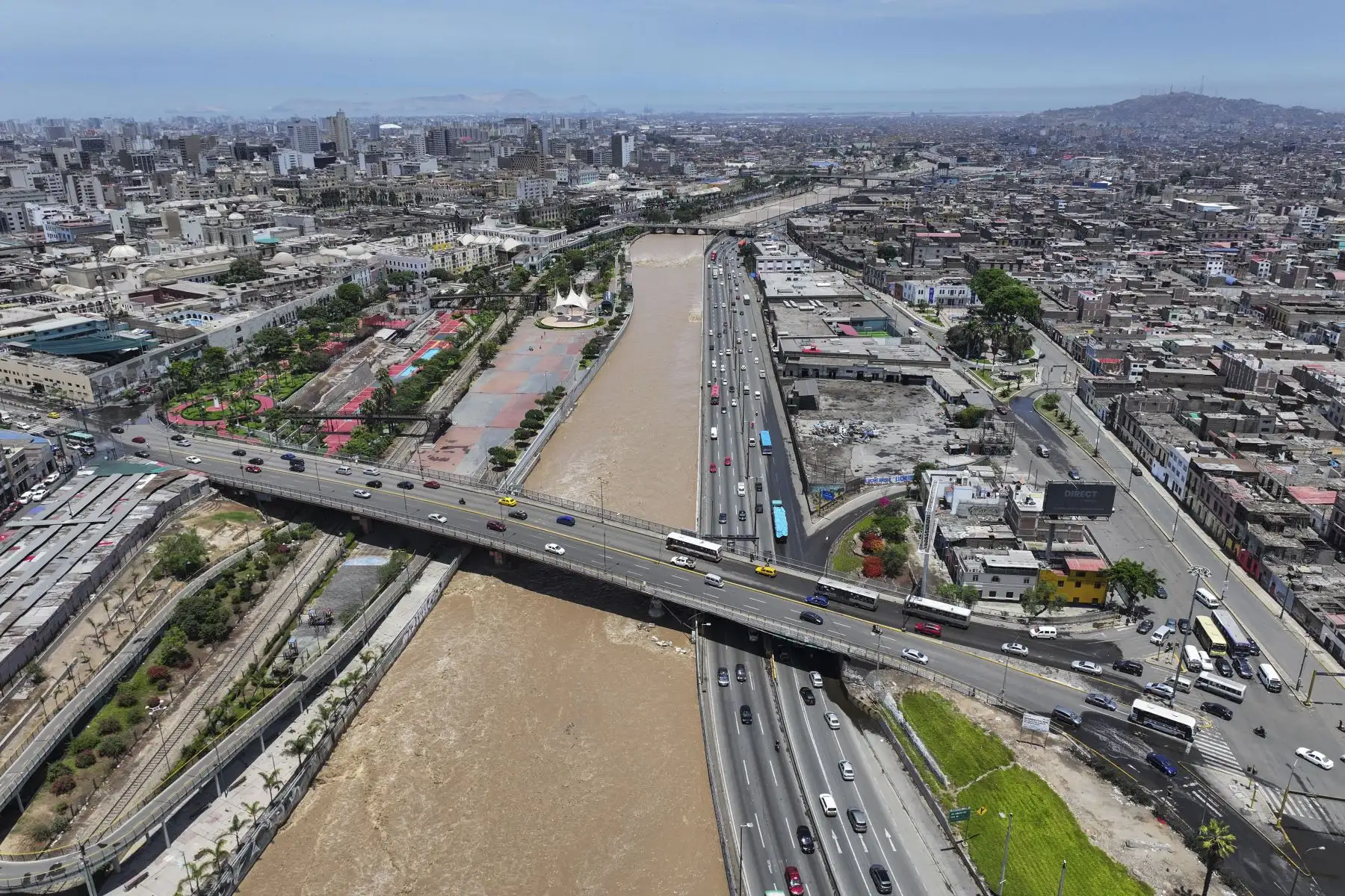 Después de más de cuatro horas de intensos trabajos de reparación, el tránsito en el puente Ricardo Palma, en la Vía Evitamiento, fue restablecido. Equipos de emergencia y especialistas retiraron la columna de fierro desprendida tras el impacto de un camión ocurrido ayer, despejando así la vía afectada. Foto: ANDINA/Jhonel Rodríguez Robles