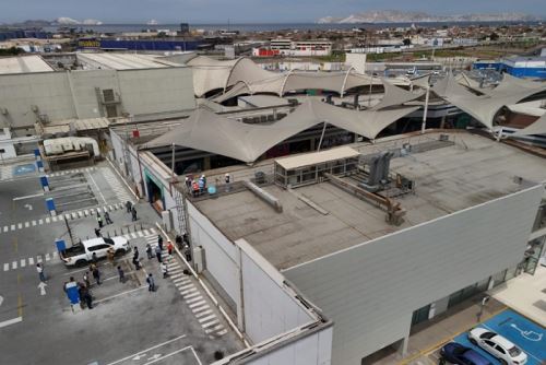 En Mega Plaza Chimbote, la inspección reveló signos de corrosión en estructuras clave, como vigas y partes del techo, lo que representa un riesgo que debe ser atendido de inmediato. Se solicitó además la documentación y permisos respectivos.