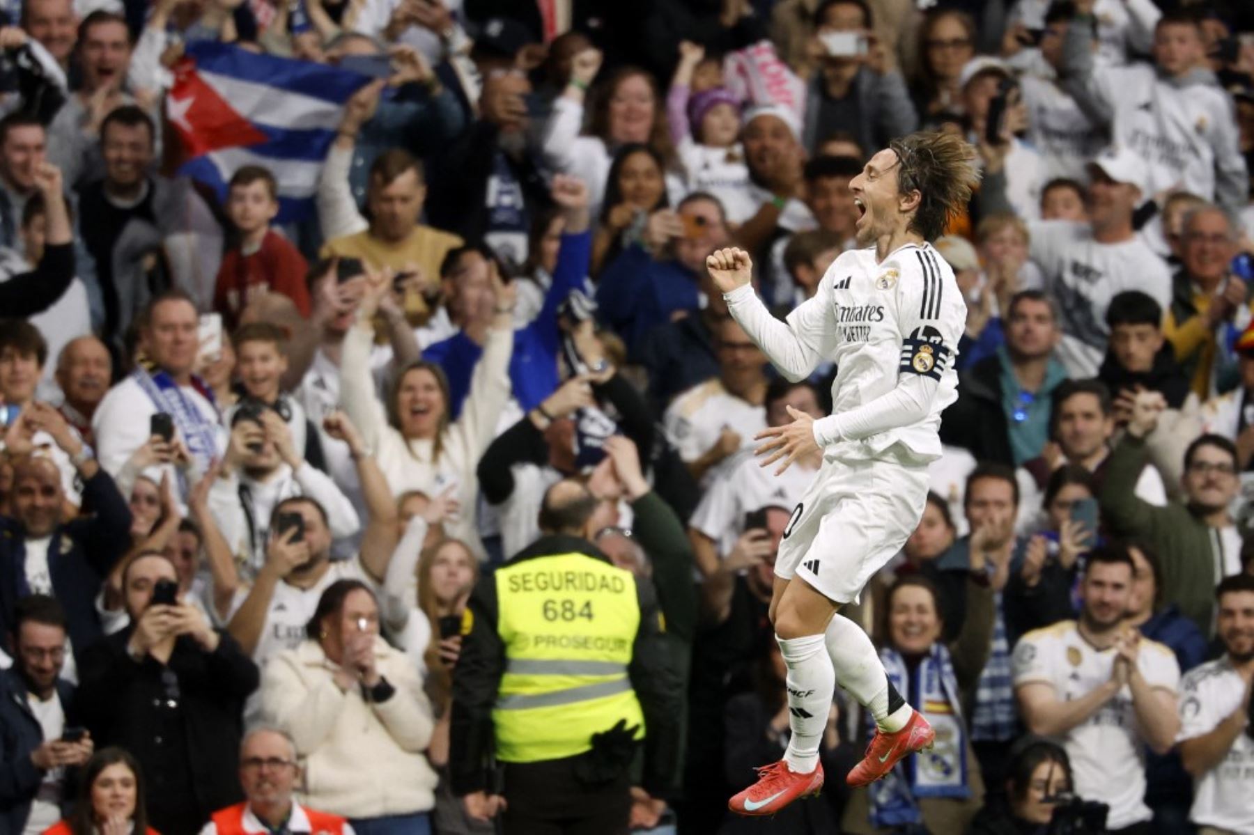 El centrocampista croata #10 del Real Madrid, Luka Modric, celebra el gol inaugural durante el partido de fútbol de la liga española entre el Real Madrid CF y el Girona FC en el Estadio Santiago Bernabéu de Madrid el 23 de febrero de 2025. (Foto de Pierre-Philippe MARCOU / AFP)