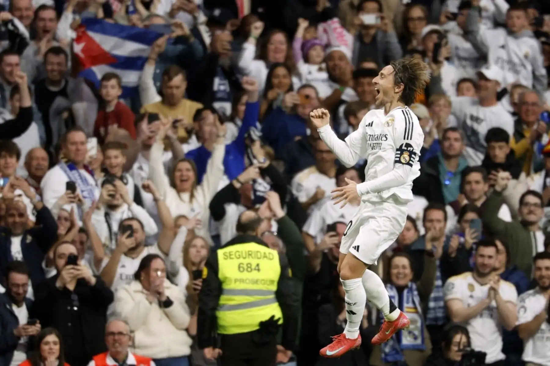El centrocampista croata del Real Madrid, Luka Modric, celebra el gol inaugural durante el partido de fútbol de la liga española entre el Real Madrid CF y el Girona FC en el Estadio Santiago Bernabéu de Madrid el 23 de febrero de 2025. (Foto de Pierre-Philippe MARCOU / AFP)