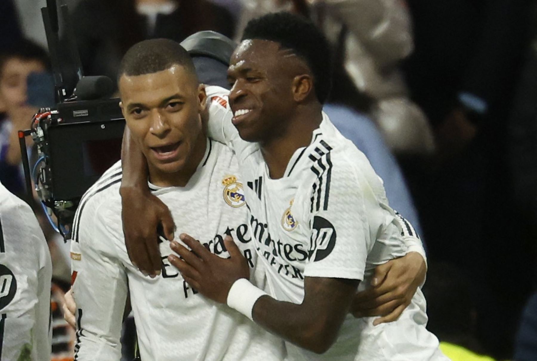 El delantero brasileño del Real Madrid #07 Vinicius Junior (R) celebra con el delantero francés del Real Madrid #09 Kylian Mbappe después de marcar el segundo gol de su equipo durante el partido de fútbol de la liga española entre el Real Madrid CF y el Girona FC en el Estadio Santiago Bernabeu de Madrid el 23 de febrero de 2025. (Foto de Pierre-Philippe MARCOU / AFP)