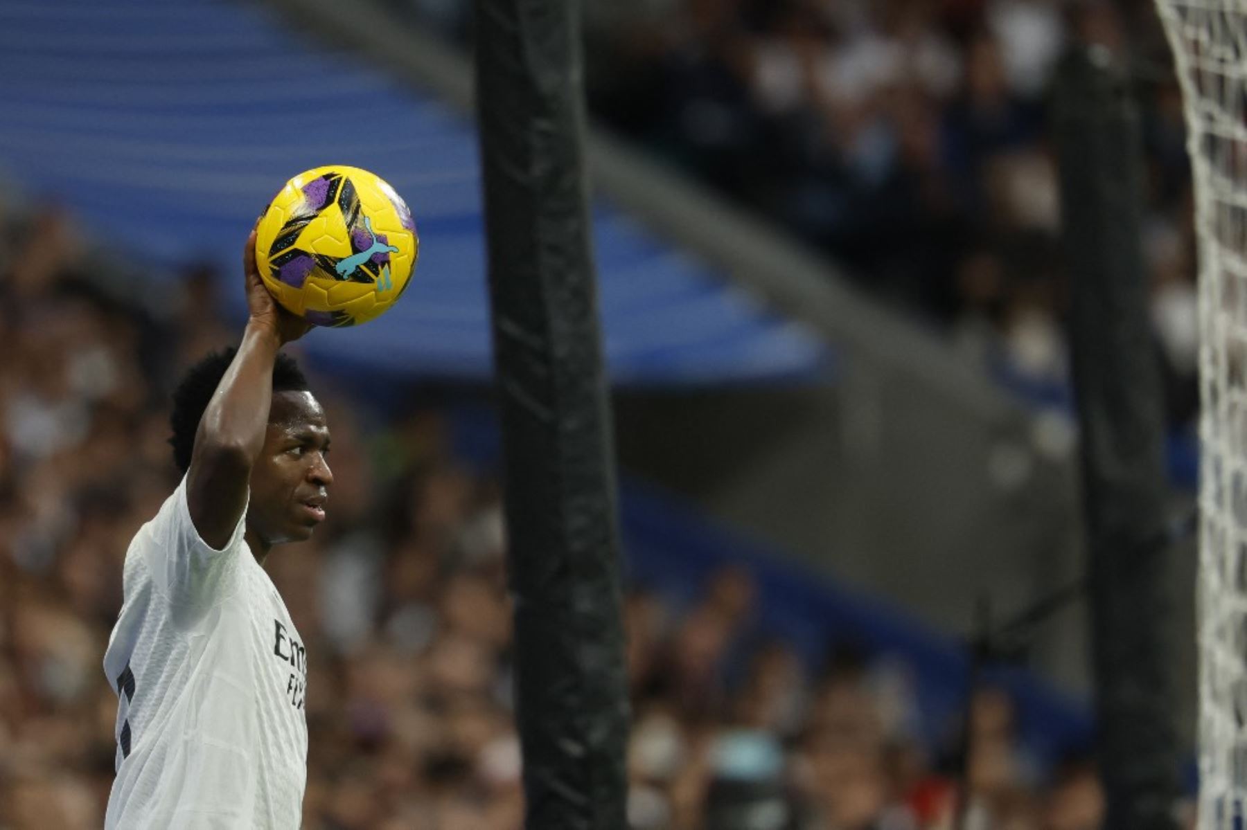 El delantero brasileño #07 del Real Madrid, Vinicius Junior, se lleva el balón durante el partido de fútbol de la liga española entre el Real Madrid CF y el Girona FC en el Estadio Santiago Bernabéu de Madrid el 23 de febrero de 2025. (Foto de Pierre-Philippe MARCOU / AFP)