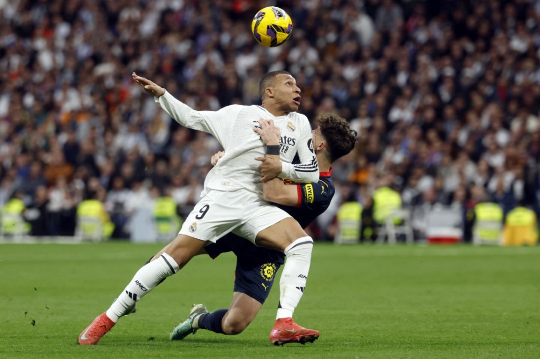 El delantero francés del Real Madrid #09 Kylian Mbappe (Izquierda) y el defensor checo del Girona #18 Ladislav Krejci luchan por el balón durante el partido de fútbol de la liga española entre el Real Madrid CF y el Girona FC en el Estadio Santiago Bernabéu de Madrid el 23 de febrero de 2025. (Foto de Pierre-Philippe MARCOU / AFP)