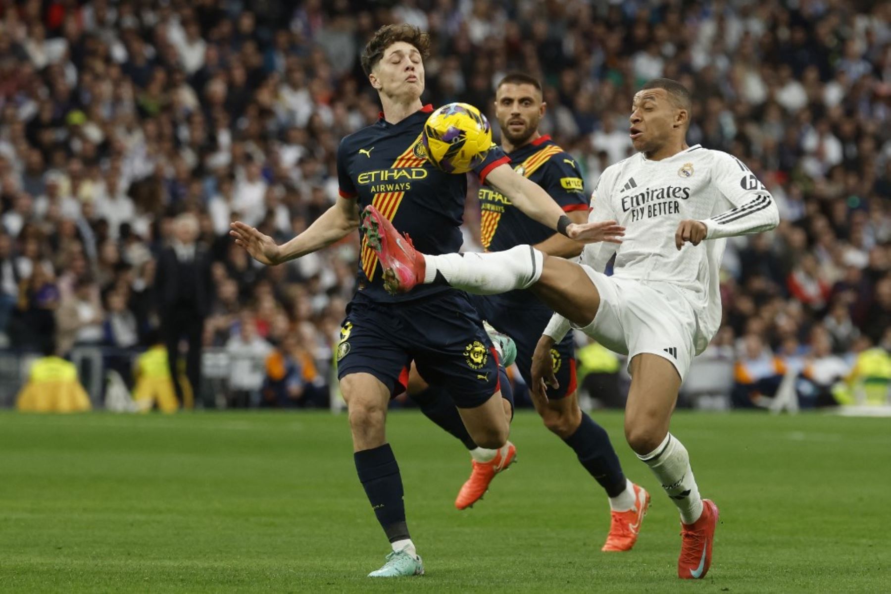 El defensor checo del Girona #18 Ladislav Krejci (Izquierda) y el delantero francés del Real Madrid #09 Kylian Mbappe luchan por el balón durante el partido de fútbol de la liga española entre el Real Madrid CF y el Girona FC en el estadio Santiago Bernabeu de Madrid el 23 de febrero de 2025. (Foto de Pierre-Philippe MARCOU / AFP)