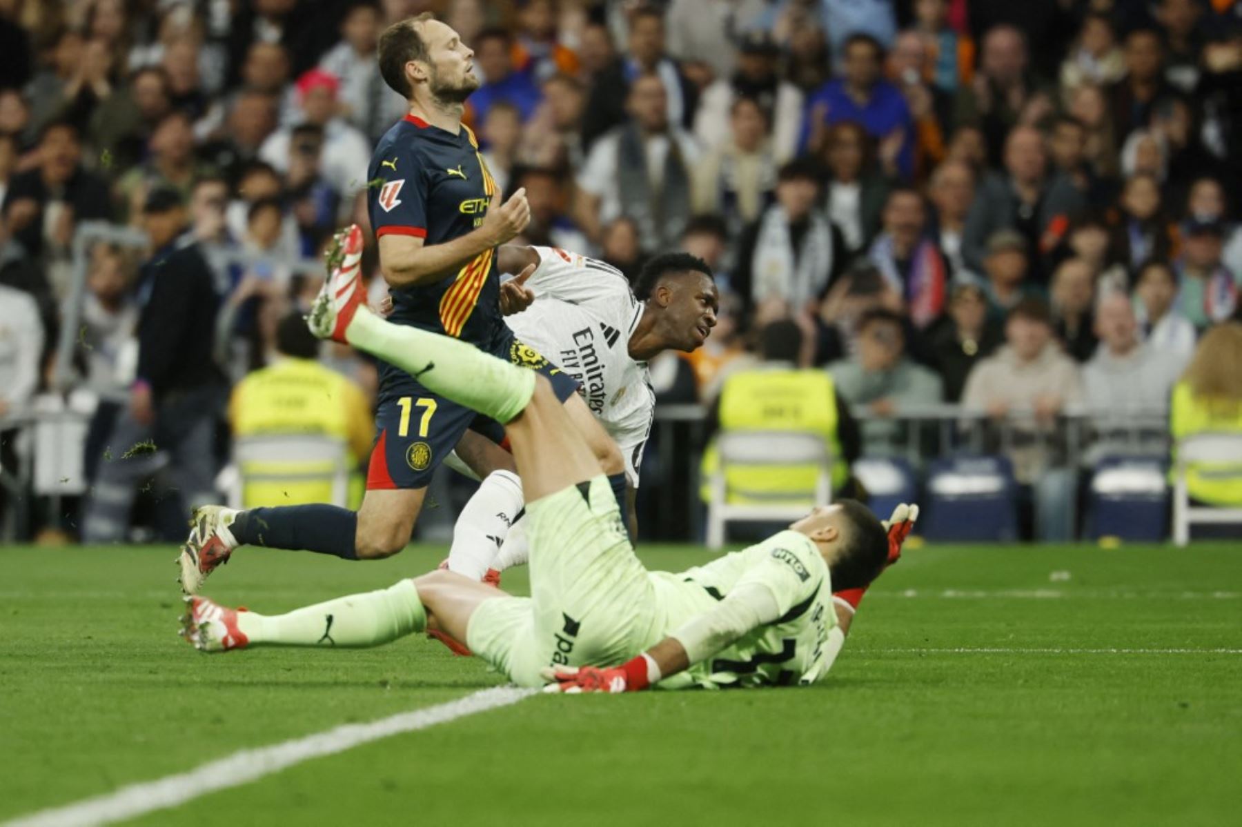 El delantero brasileño #07 del Real Madrid, Vinicius Junior (C), marca el segundo gol de su equipo durante el partido de fútbol de la liga española entre el Real Madrid CF y el Girona FC en el Estadio Santiago Bernabeu de Madrid el 23 de febrero de 2025. (Foto de Pierre-Philippe MARCOU / AFP)