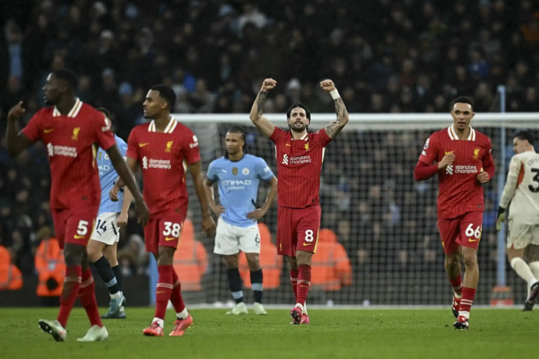 El centrocampista húngaro del Liverpool #08 Dominik Szoboszlai (C) celebra el segundo gol del equipo durante el partido de fútbol de la Premier League inglesa entre el Manchester City y el Liverpool en el Etihad Stadium de Manchester, noroeste de Inglaterra, el 23 de febrero de 2025. (Foto de Paul ELLIS / AFP)