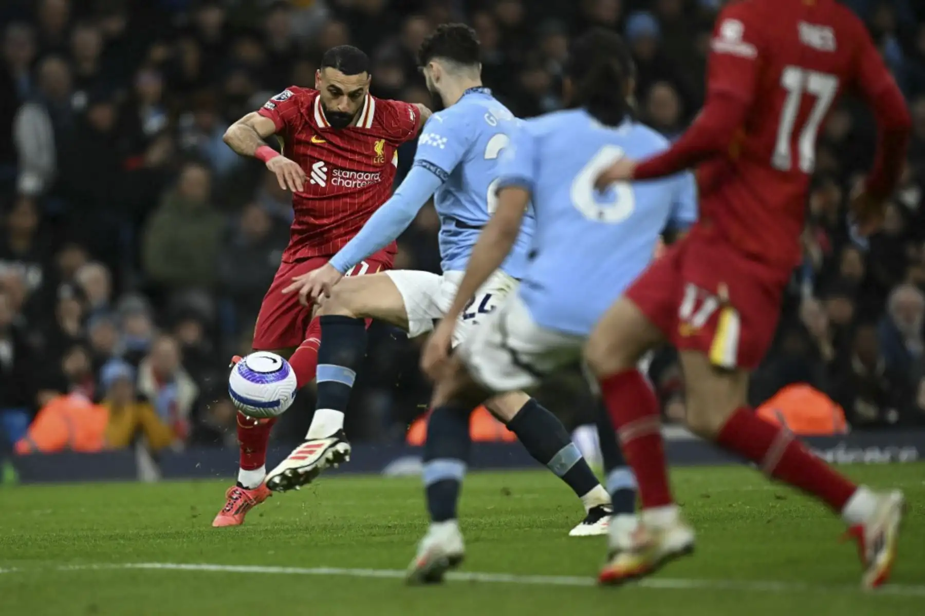El delantero egipcio #11 del Liverpool, Mohamed Salah, dispara ancho a través de la cara de la portería del Manchester City durante el partido de fútbol de la Premier League inglesa entre el Manchester City y el Liverpool en el Etihad Stadium de Manchester, al noroeste de Inglaterra, el 23 de febrero de 2025. (Foto de Paul ELLIS / AFP)