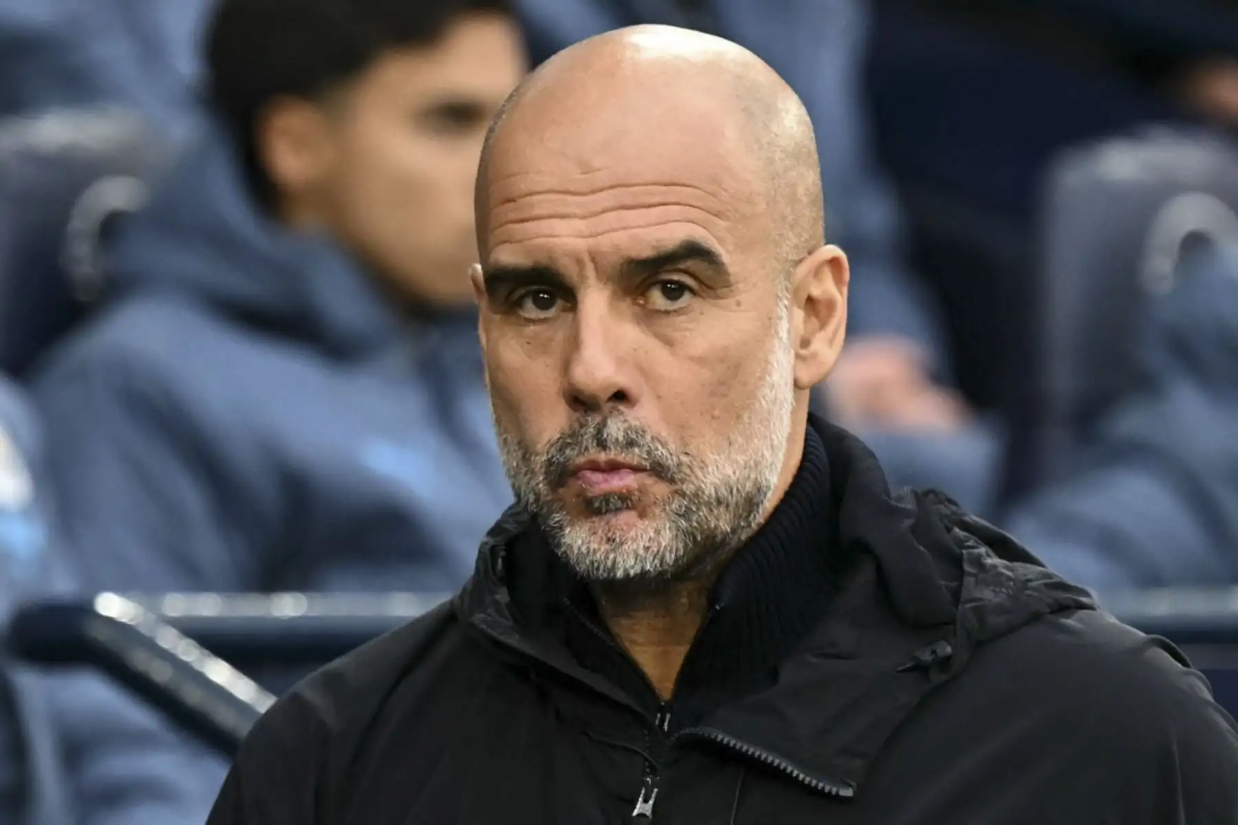 El entrenador español del Manchester City, Pep Guardiola, reacciona antes del partido de fútbol de la Premier League inglesa entre el Manchester City y el Liverpool en el Etihad Stadium de Manchester, al noroeste de Inglaterra, el 23 de febrero de 2025. (Foto de Paul ELLIS / AFP)