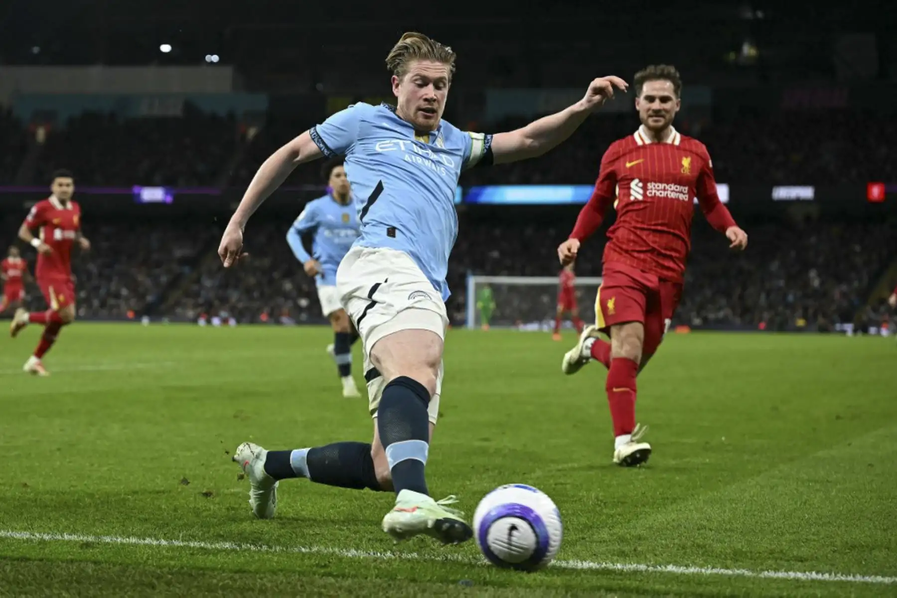 El centrocampista belga #17 del Manchester City, Kevin De Bruyne, se estira en un intento de mantener el balón en juego durante el partido de fútbol de la Premier League inglesa entre el Manchester City y el Liverpool en el Etihad Stadium de Manchester, noroeste de Inglaterra, el 23 de febrero de 2025. (Foto de Paul ELLIS / AFP)