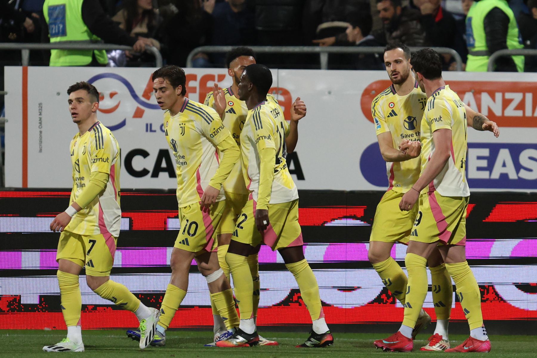 Los jugadores de la Juventus celebran tras anotar el gol 0-1 durante el partido de fútbol de la Serie A italiana entre el Cagliari Calcio y la Juventus FC, en Cagliari, Italia.
Foto: EFE